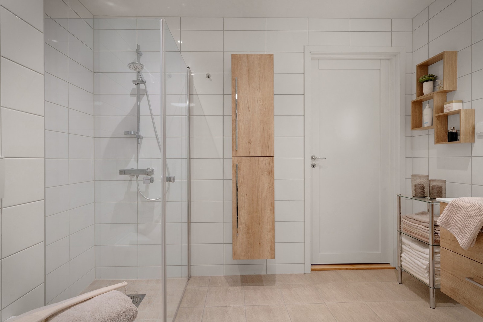 Pent helfliset baderom med downlights i himling, varmekabler og nedsenket dusjsone Galleribilde