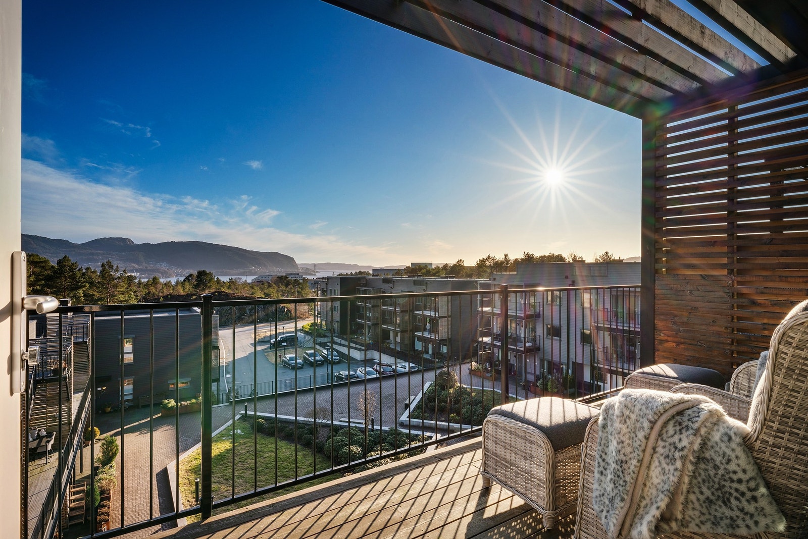 Her kan man nyte gode solforhold samt fantastisk utsikt over nærområdet og videre mot Osterfjorden/ Salhus og landskapet rundt Galleribilde