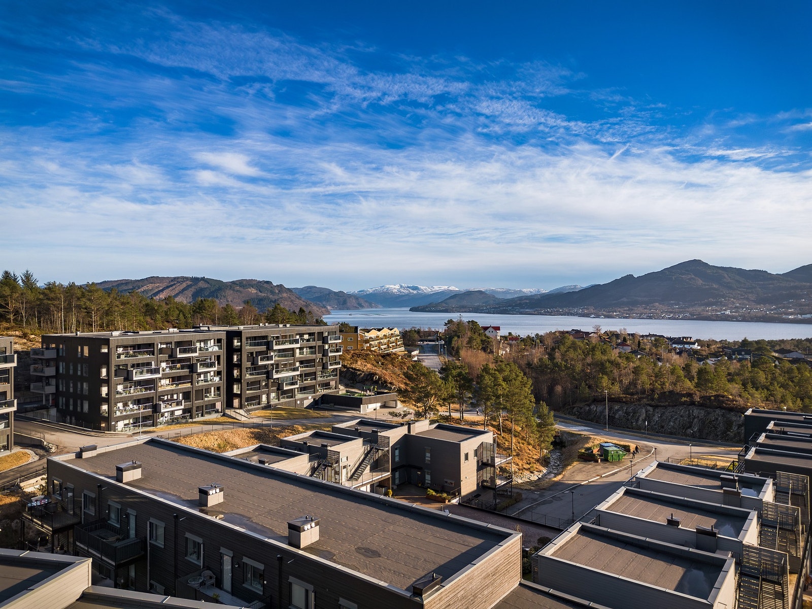 Fellesarealene er bilfrie, noe som skaper et trygt miljø, og egner seg godt for både opphold og ferdsel. Helhetsinntrykket er et velstelt, skjermet
og innbydende uterom Galleribilde