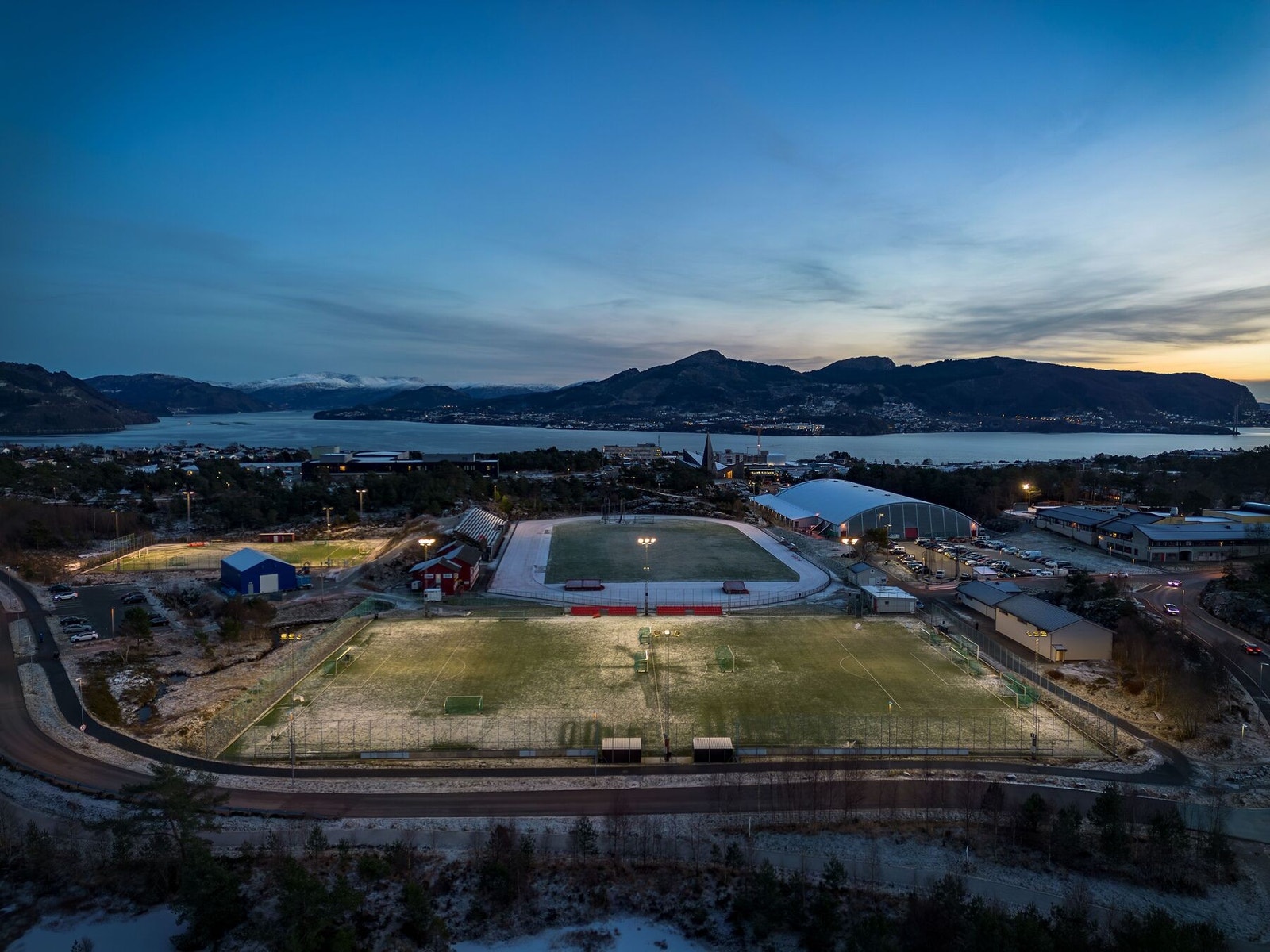 I nærområdet finner man også idrettsanlegg samt Nordhordlandshallen Galleribilde
