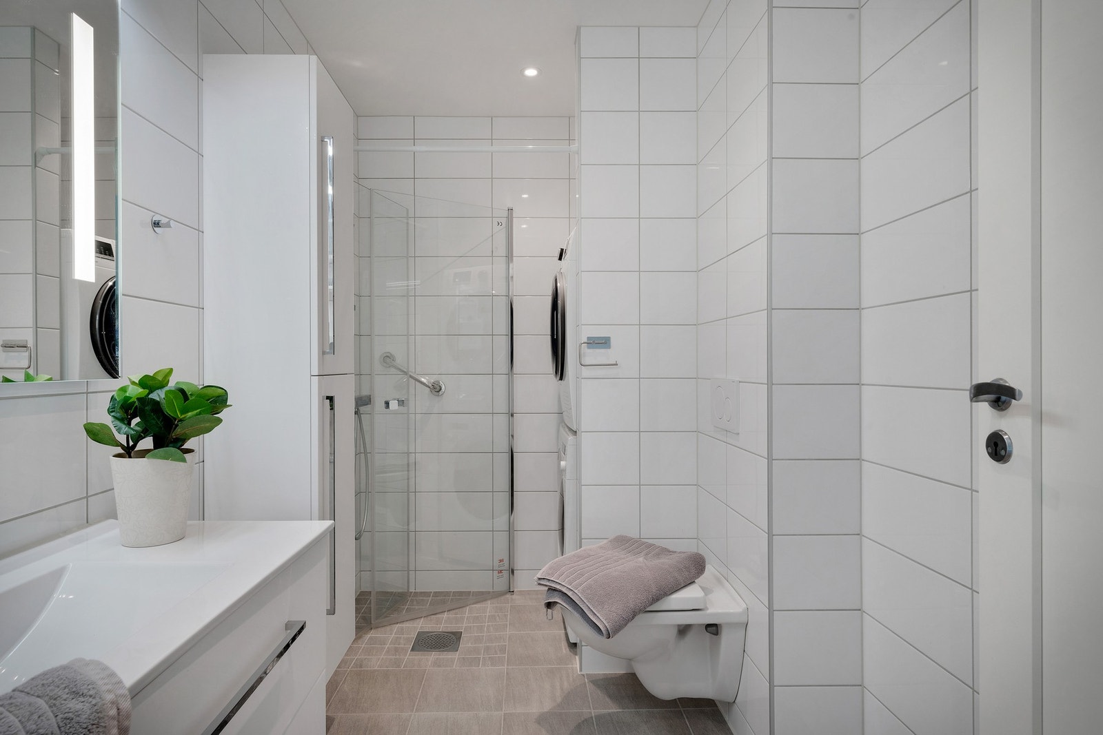 Helfliset og pent baderom i loftetasjen Galleribilde