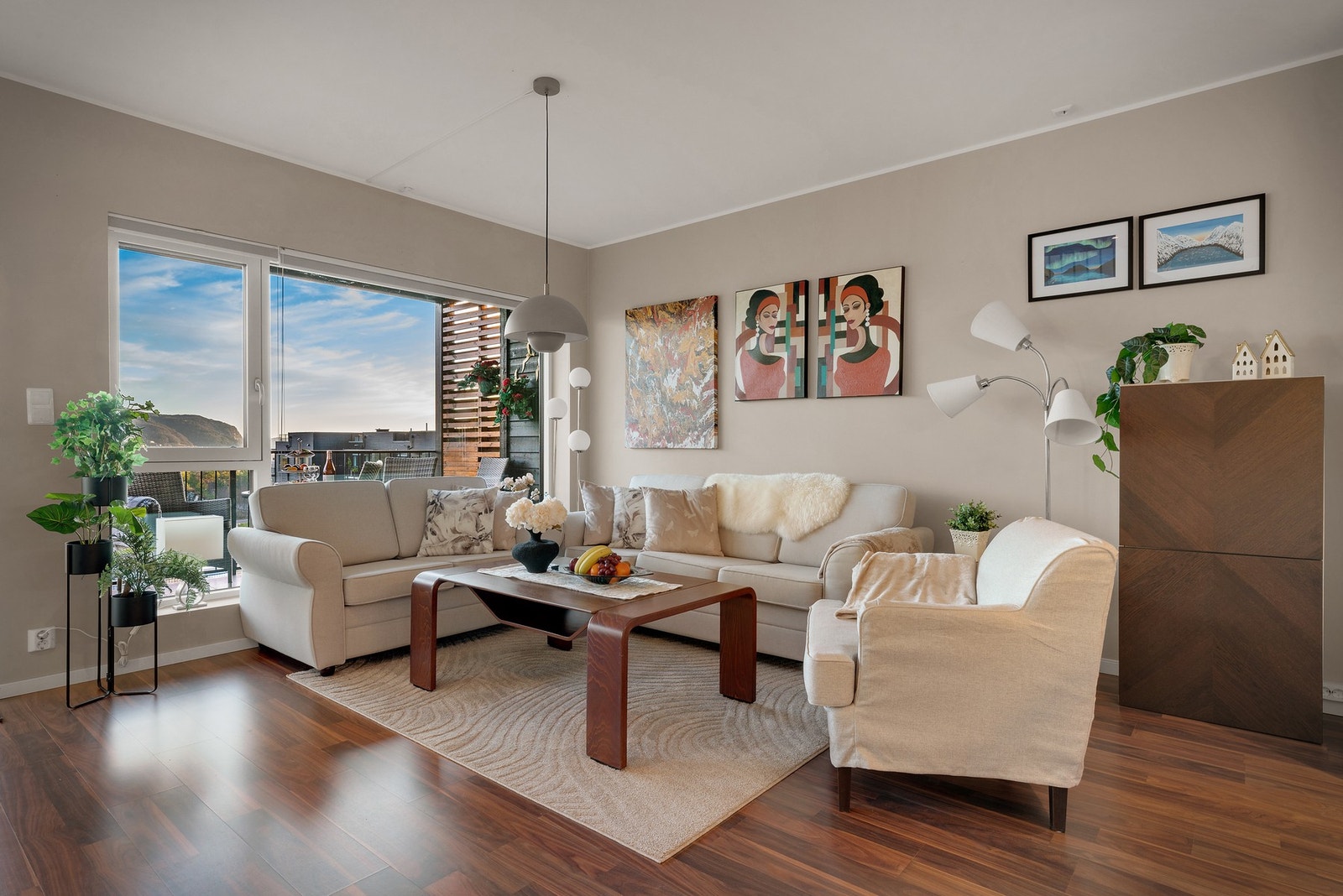 I stuedelen har man god plass til sofagruppe, sofabord og stoler Galleribilde