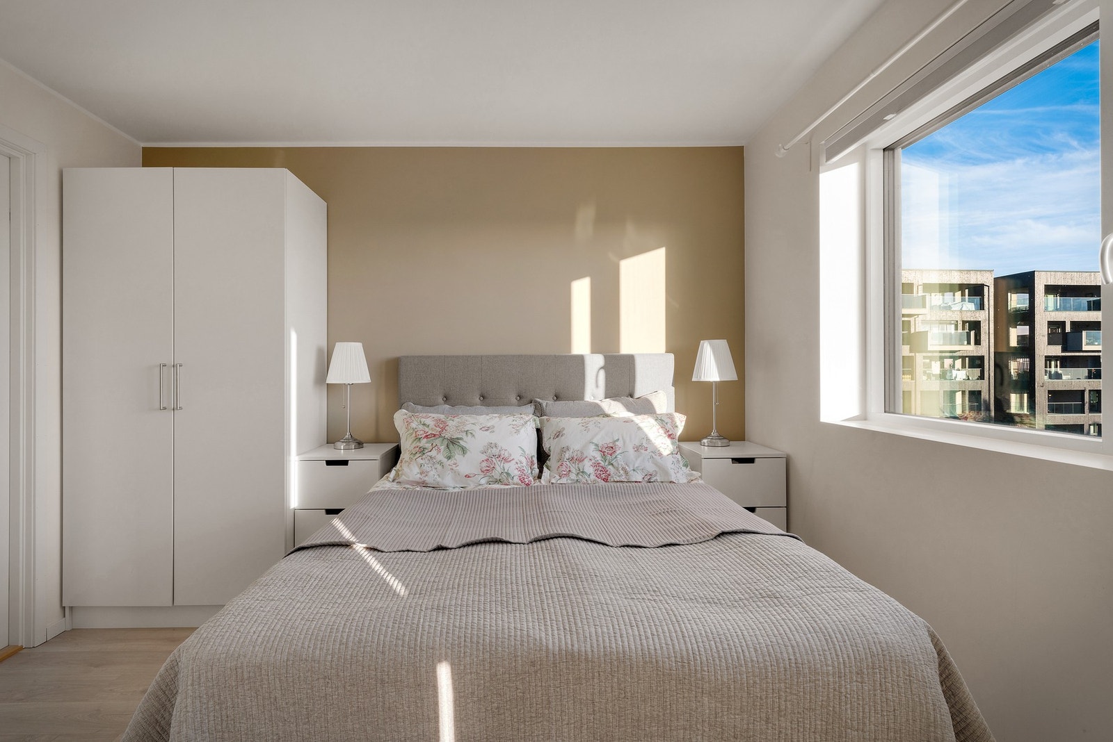 Soverom nummer to med god plass til dobbeltseng, garderobeskap m.m. Galleribilde