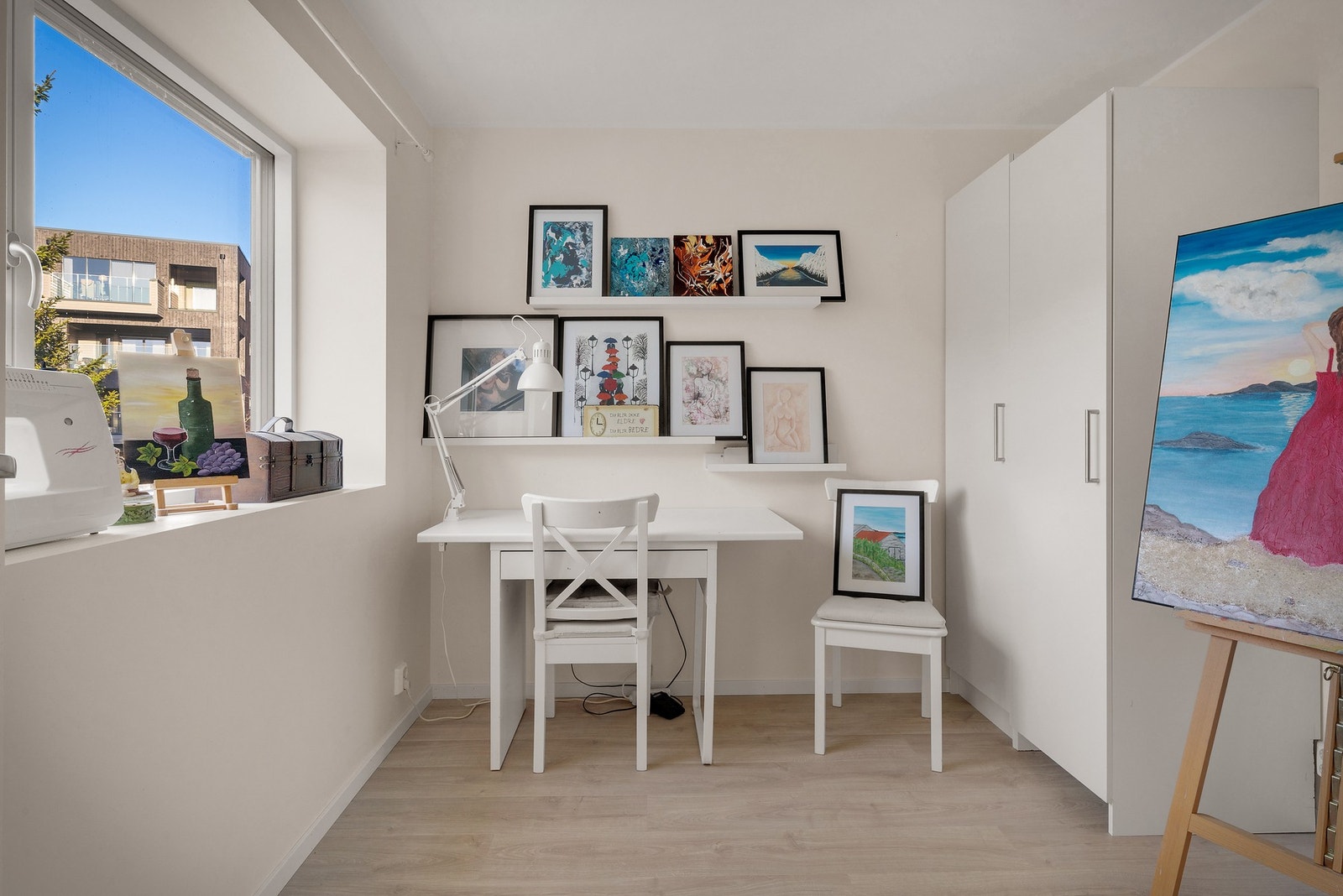 Dersom ikke behovet for fire soverom er tilstede kan man fint benytte ett eller to til både hjemmekontor, hobbyrom etc. Galleribilde