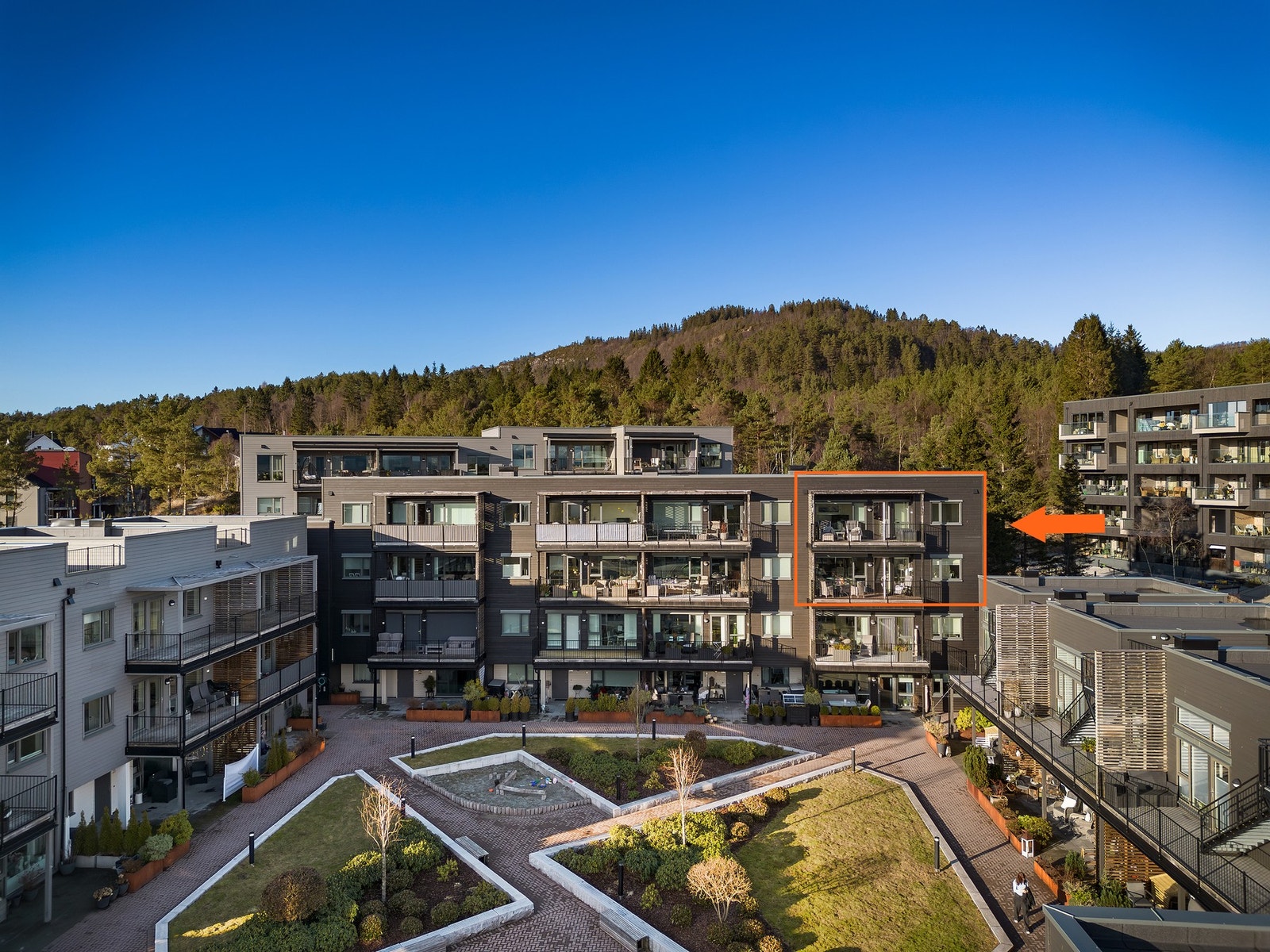 Nydelig 5 - roms toppleilighet på ende fra 2019 med moderne god standard sentralt plassert i Knarvik! Galleribilde