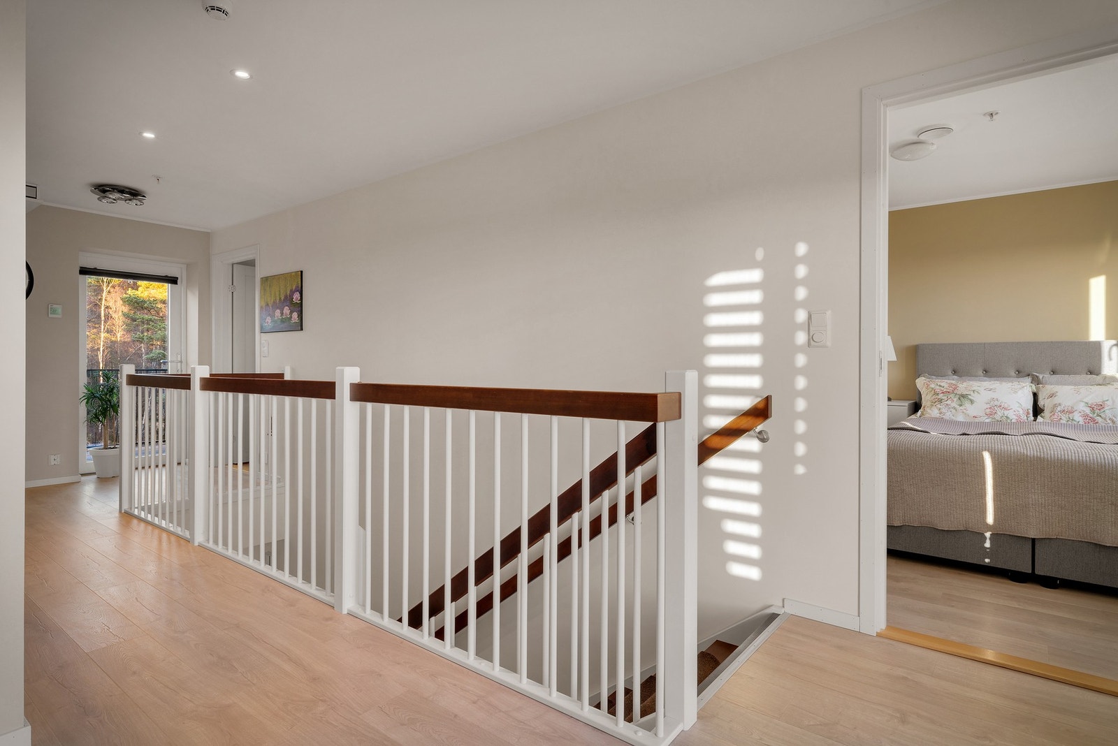 Gangarealet føles romslig. Leiligheten har kun hatt to voksne eiere, og fremstår "som ny" Galleribilde