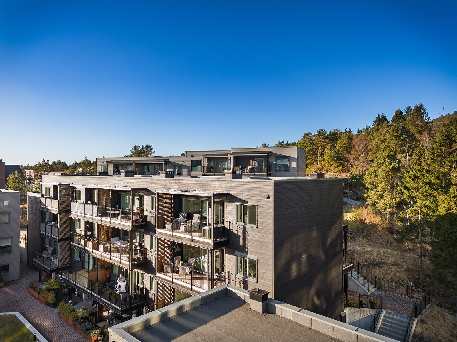 Leiligheten går over to plan og har en av sameiets beste plasseringer. Den ligger høyt plassert og fint til på ende Galleribilde