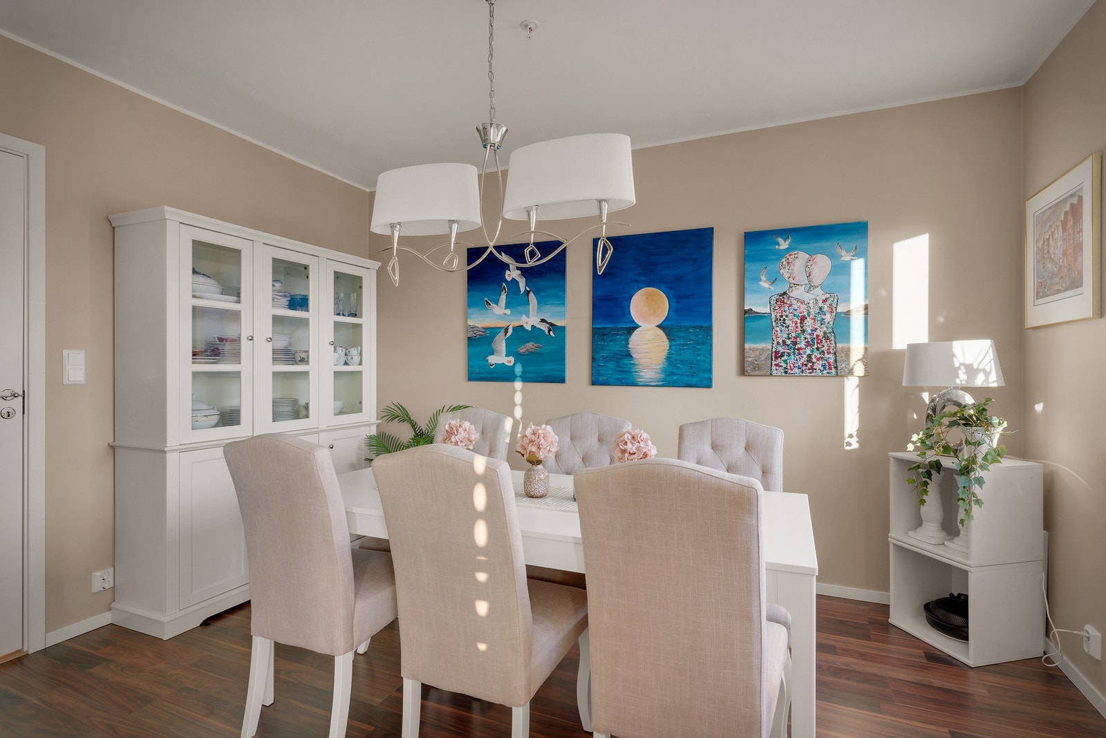 På hovedplanet finner man videre et stort soverom som i dag benyttes til spisestue Galleribilde