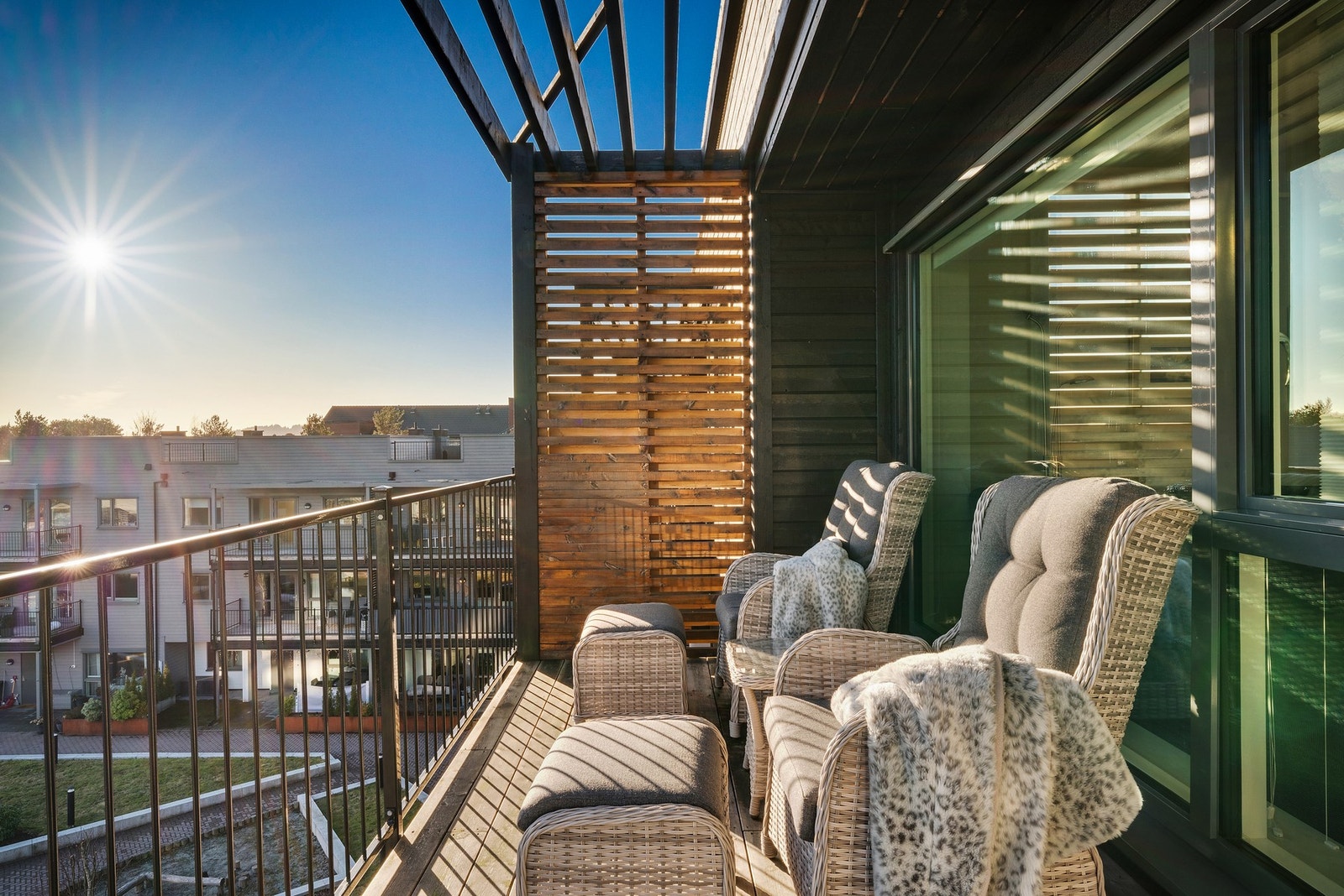 Også her har man god plass til utemøblement. Solen kan nytes til langt ut på kvelden Galleribilde