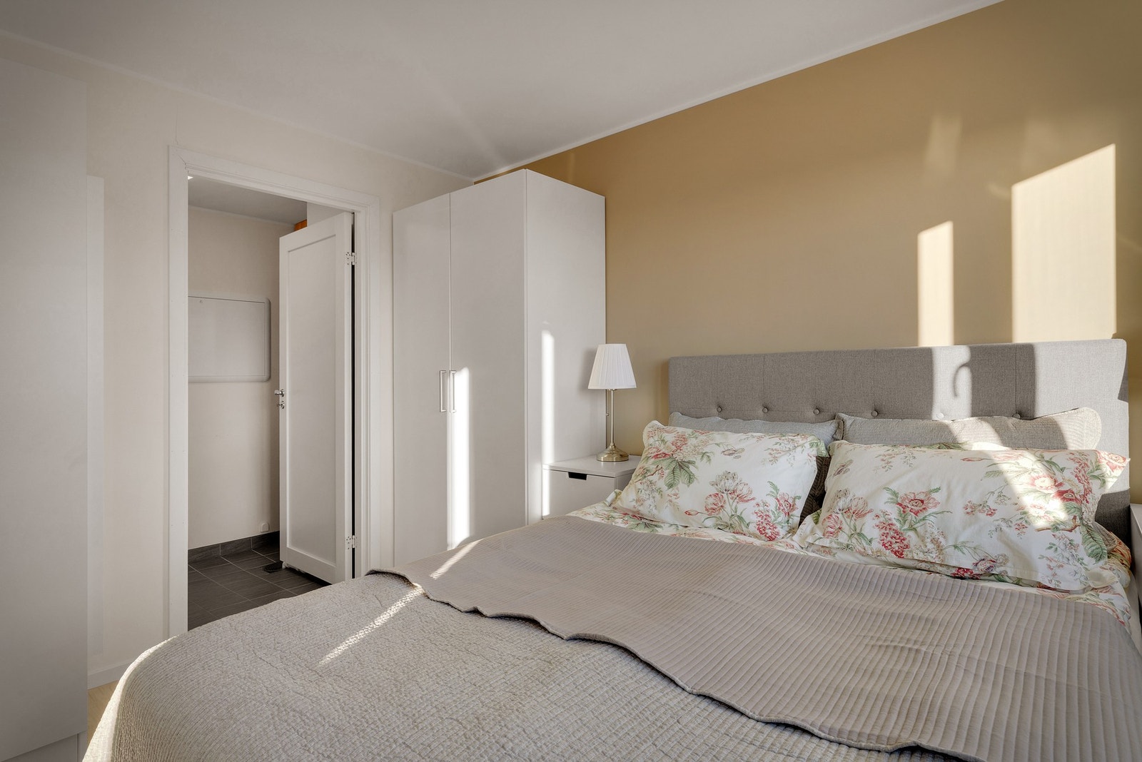 Fra soverommet har man inngang til teknisk rom/ bod som gir mer lagringsplass for klær og diverse Galleribilde