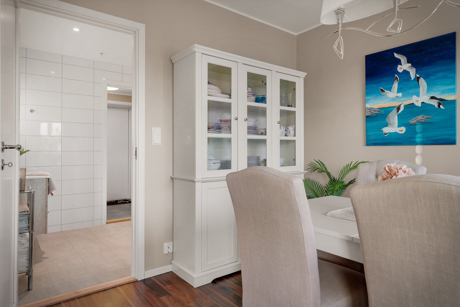 Fra soverommet evt. spisestue har man adkomst til baderom Galleribilde