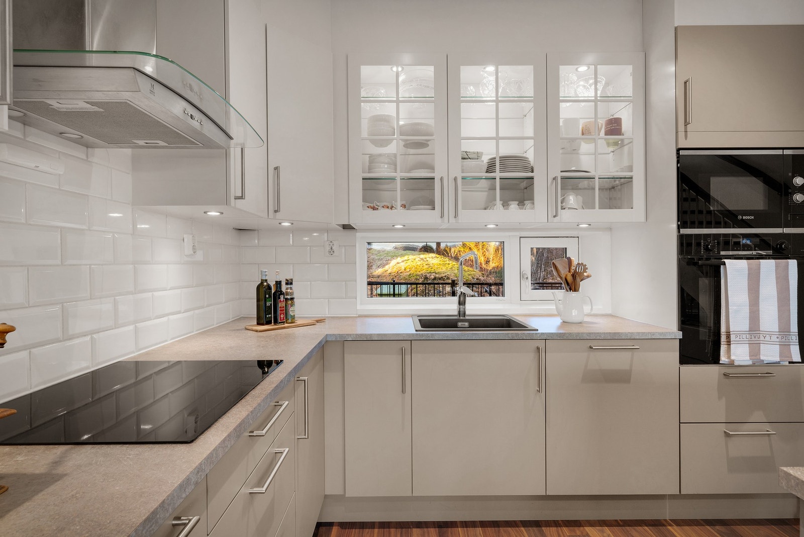 Av integrerte hvitevarer kan man nevne oppvaskmaskin, kjøl/ frys, stekeovn, platetopp og mikroovn Galleribilde