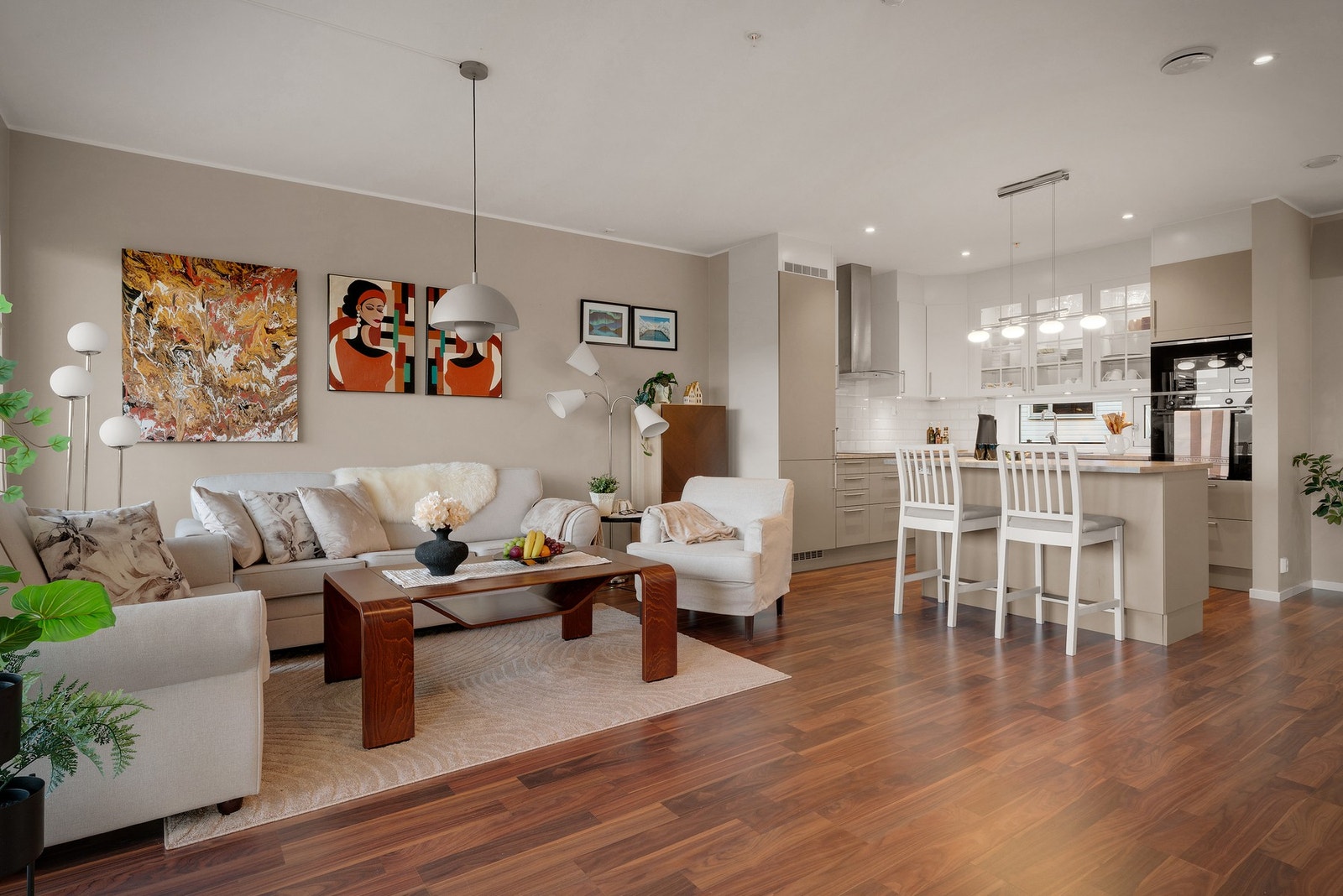 Hovedplanet har åpen romslig stue/ kjøkkenløsning. Stue/kjøkken er 38 m² Galleribilde