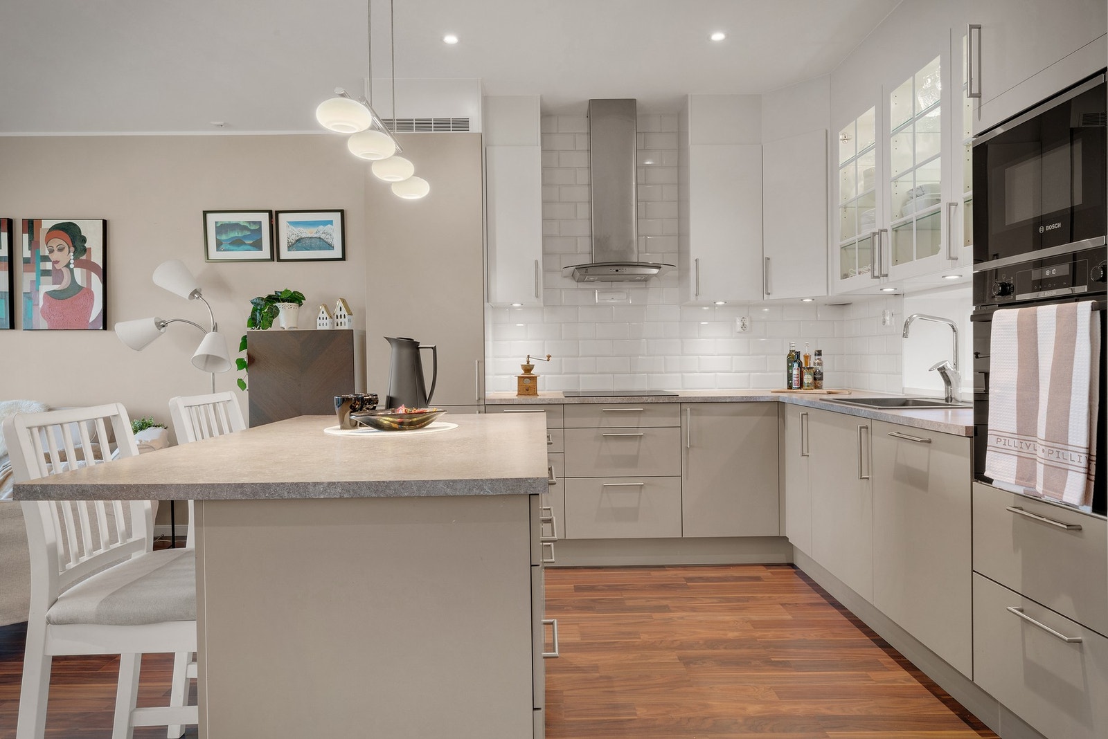 Kjøkkenet er oppgradert fra standard leveransebeskrivelse. Hvitevarer er fra Bosch og Miele Galleribilde