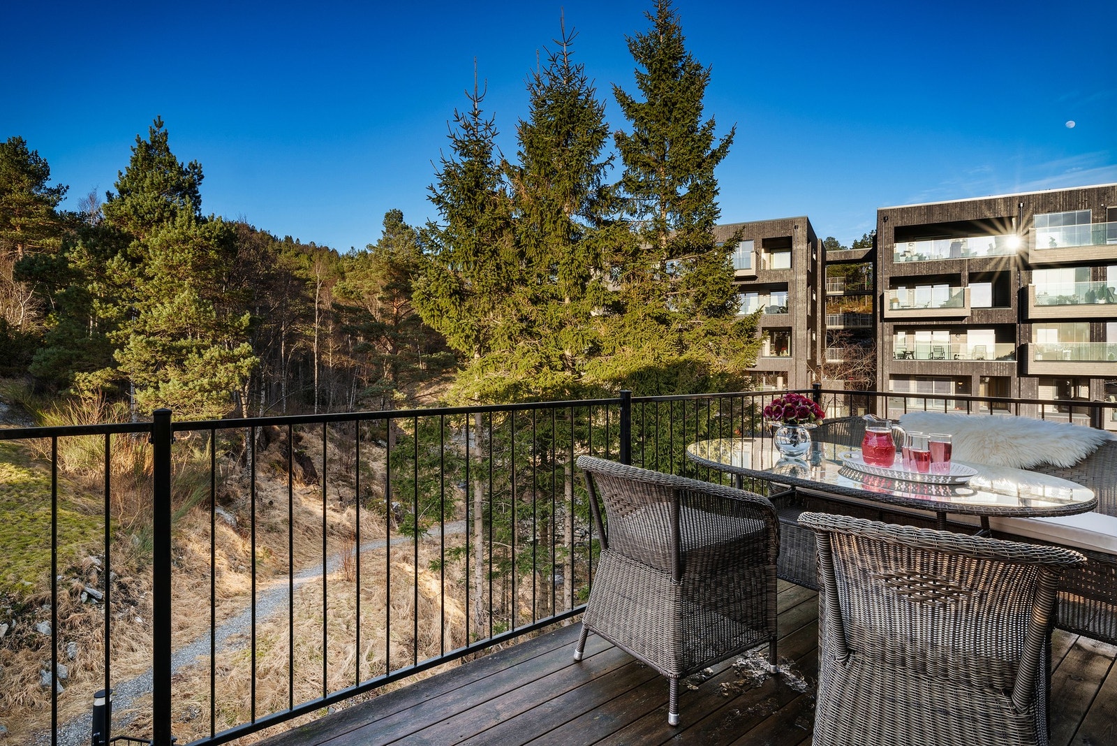 Morgen- og kveldsterrasse. Terrassen er vendt mot Indregardsfjellet, som man videre har direkte adkomst til fra sameiet Galleribilde