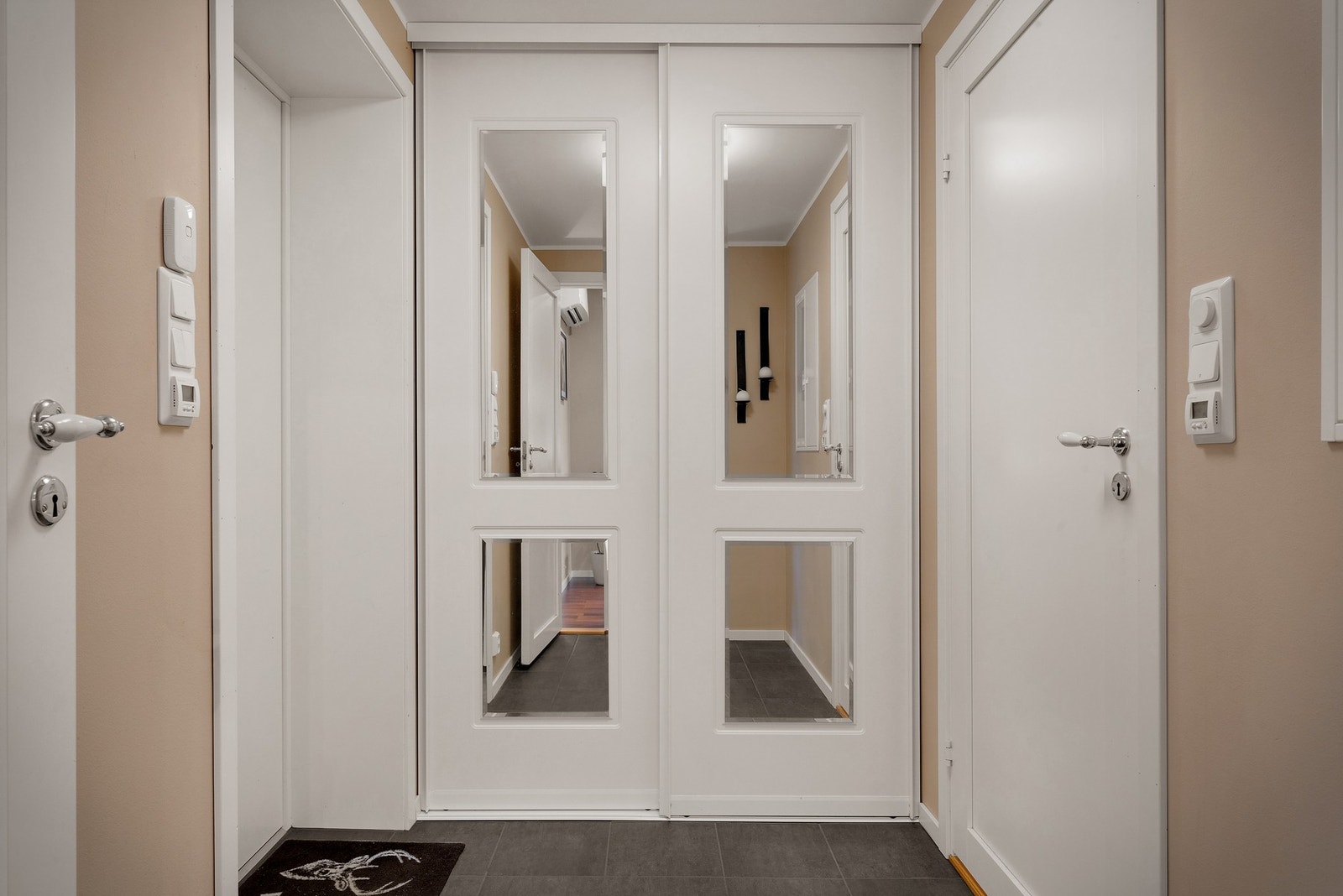 Entre/ gang med praktiske gulvfliser, varmekabler og skyvedørsgarderobe Galleribilde