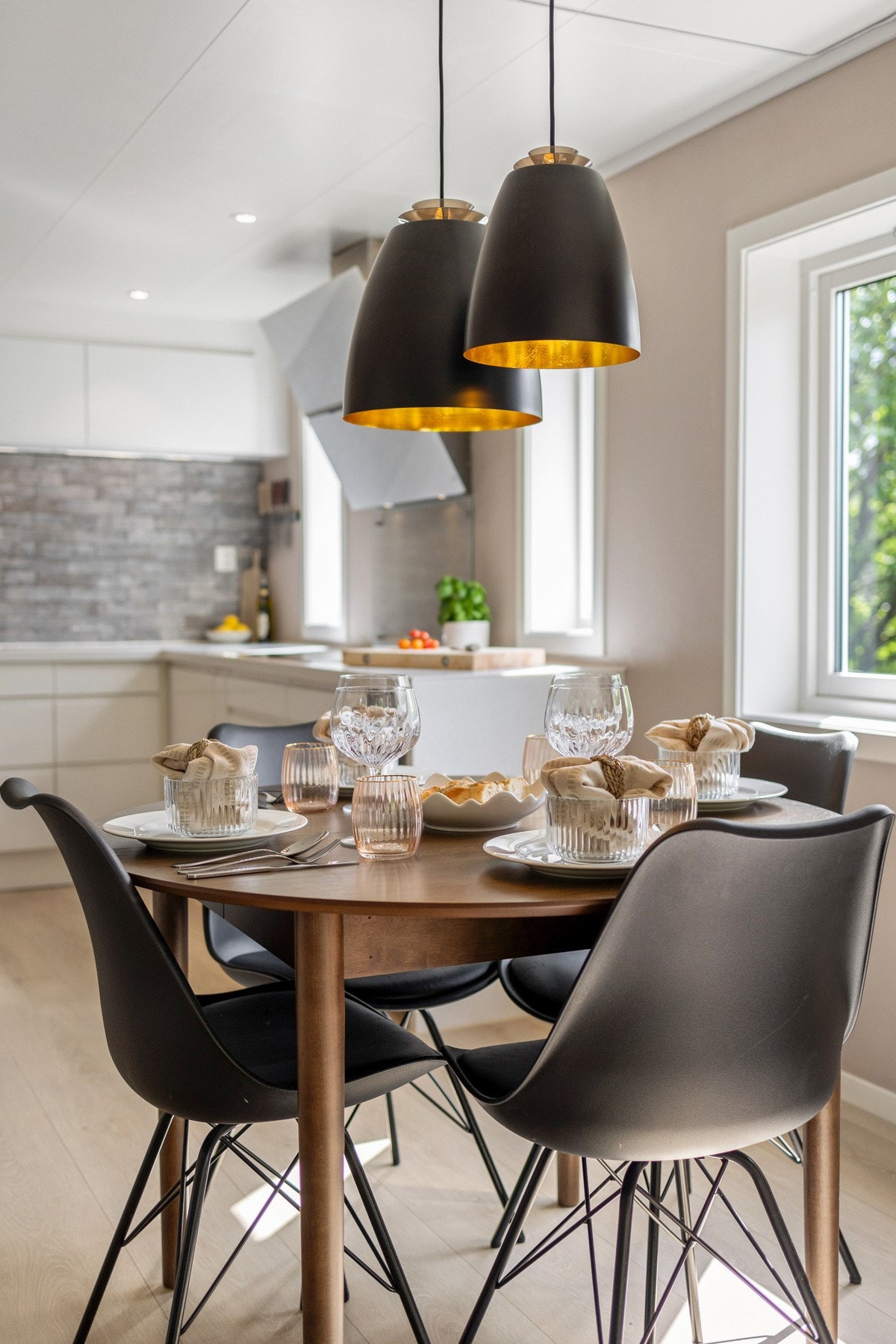 Her er det plass til stort spisebord hvor du kan invitere over venner og familie til hyggelig selskap Galleribilde