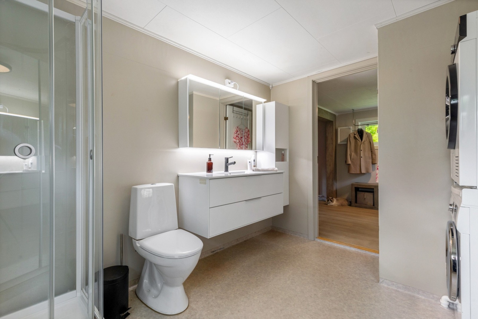 Badet er oppgradert med nyere innredning og dusjkabinett | Opplegg for vaskemaskin og tørketrommel Galleribilde