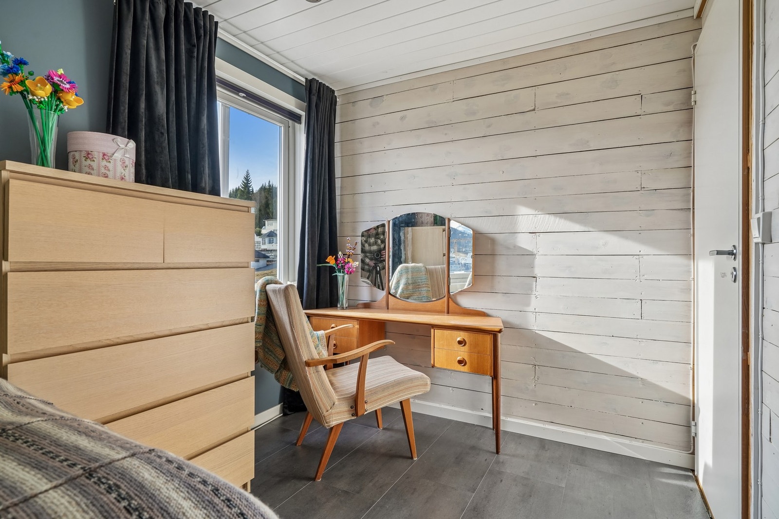 Soverommet har gulvoverflater av laminat og på veggene er det malte flater og panel. Himling med panel og spotter. Galleribilde