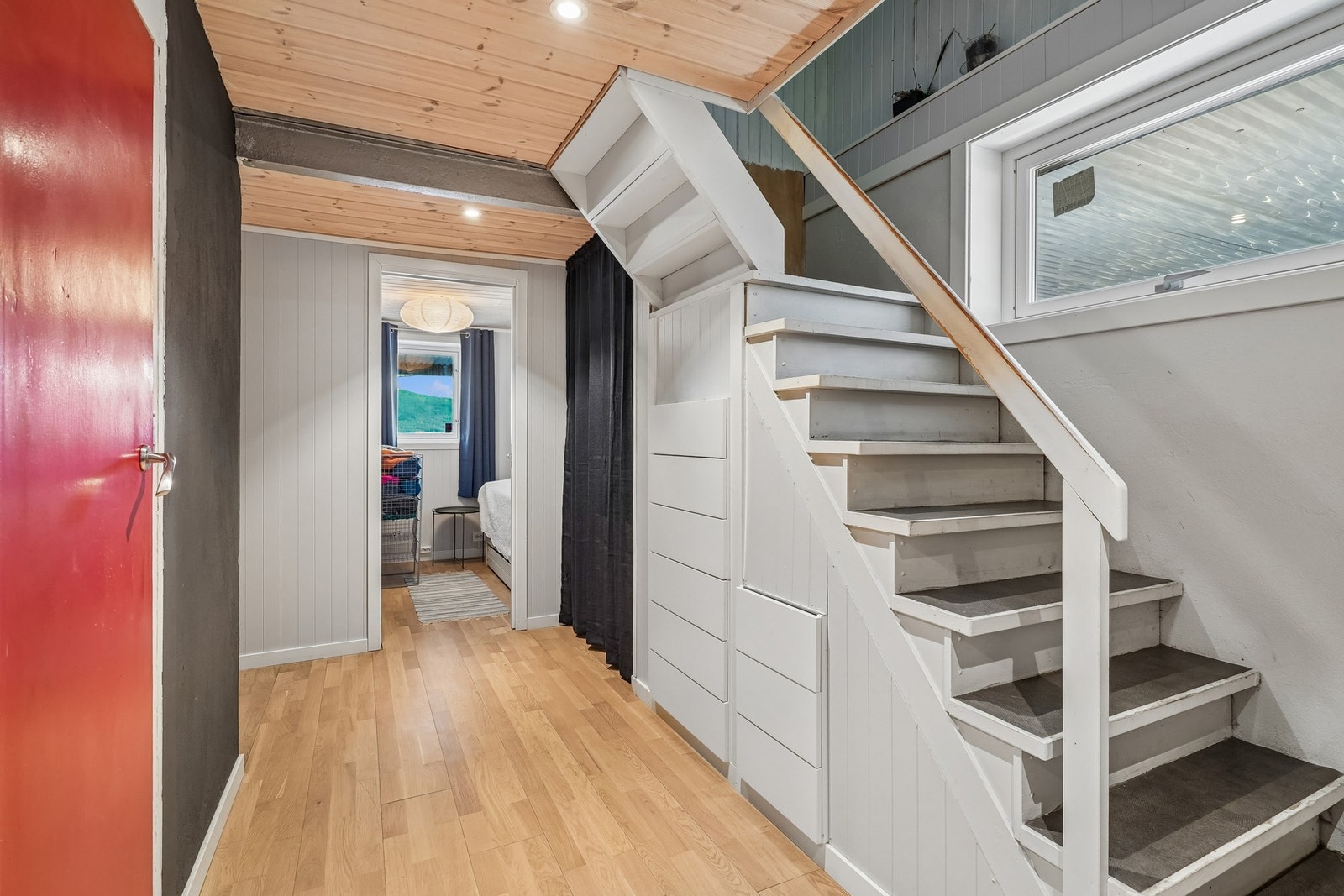 I kjelleren er det to soverom, bad, vaskerom, gang og bod. Galleribilde