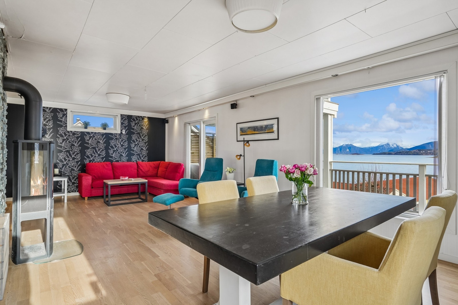 Det er gulvoverflater av parkett, og på veggene er det malte flater og tapet. Himlingsplater i innvendig tak. Ledspotter montert. Galleribilde