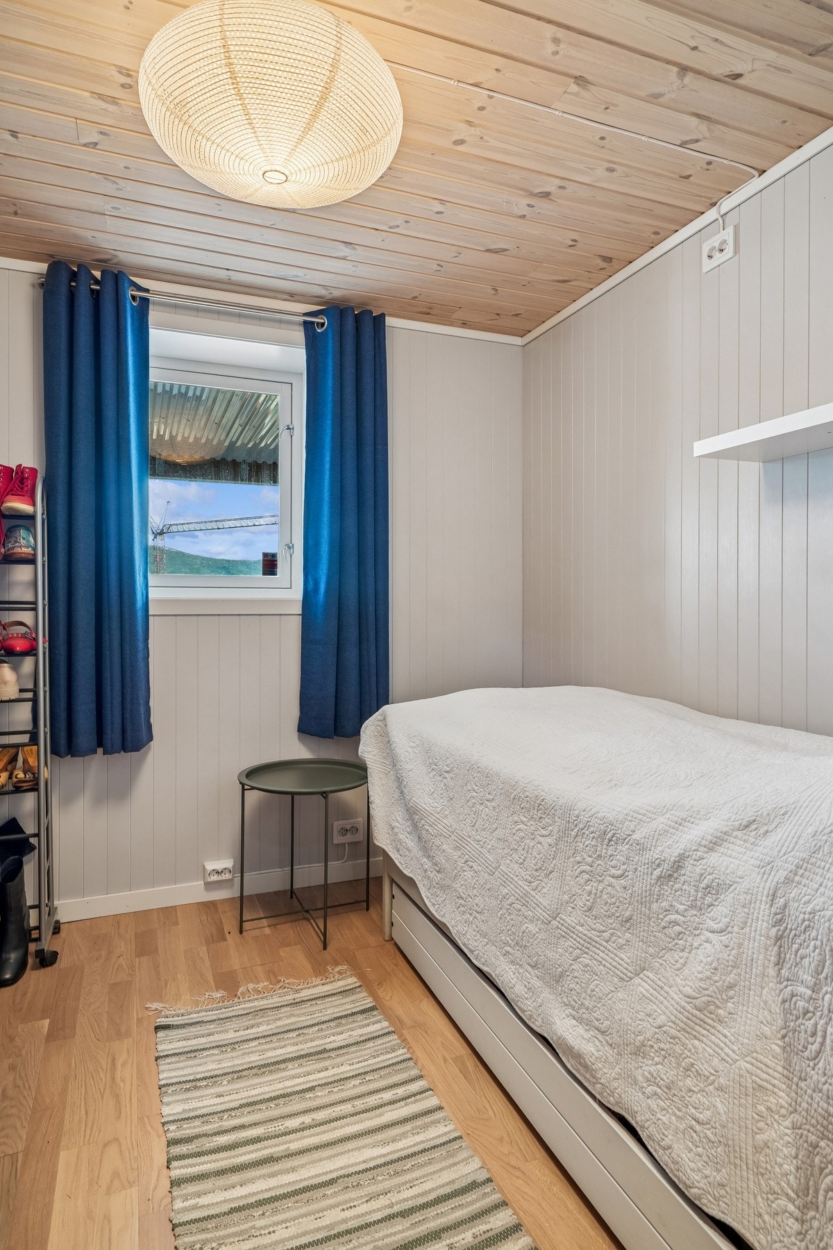 Soverom nr 2 i kjeller med plass til seng og nattbord. Rommet har de samme fine overflatene som hovedsoverom. Galleribilde