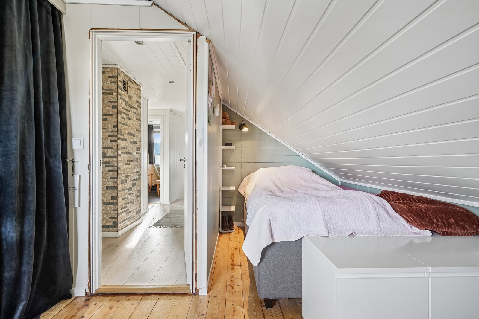 Soverom nr 2 på loftet med plass til seng og nattbord. Galleribilde