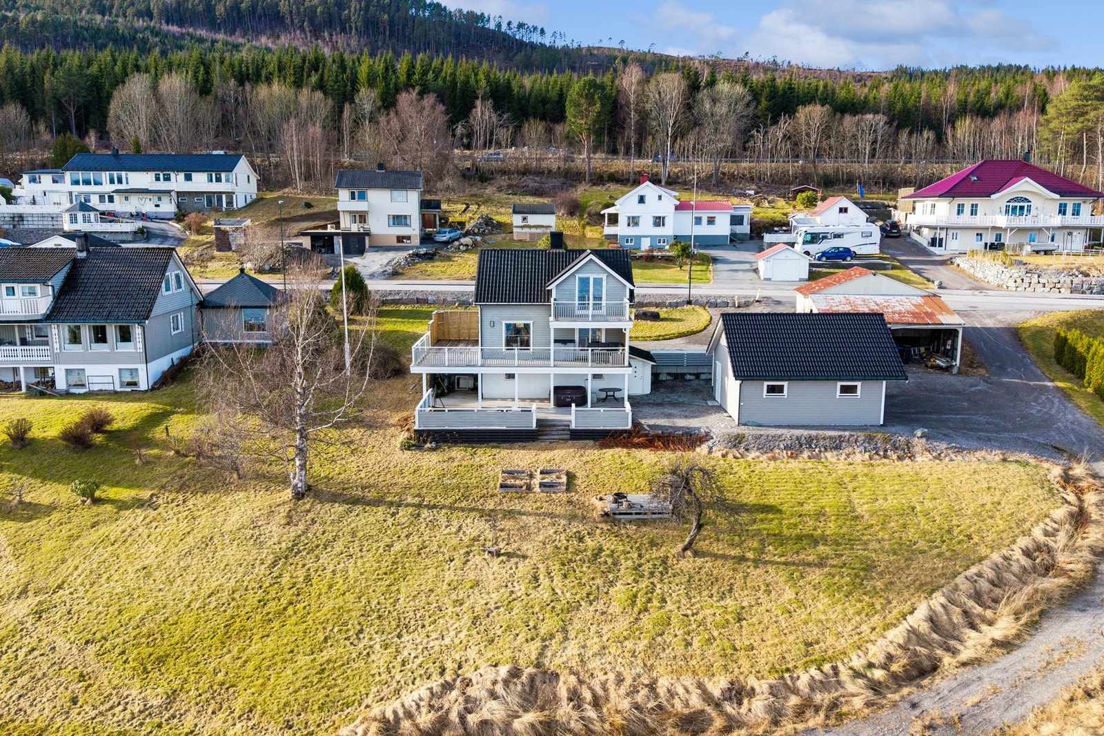Eiendommen har en svært romslig og opparbeidet tomt med et areal på ca. 1955 kvm. Galleribilde