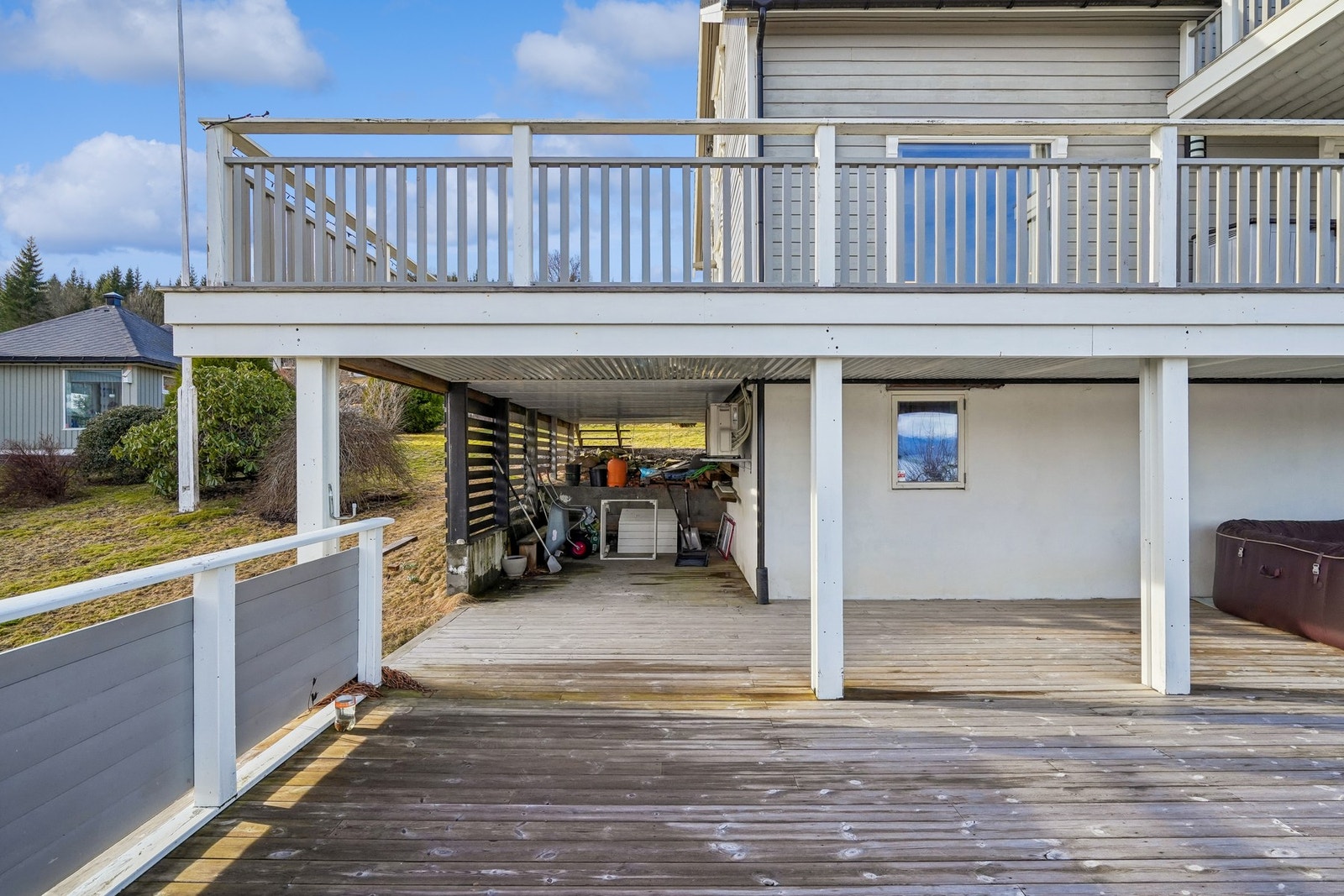 Det er god plass til oppbevaring av hageredskaper og ved under veranda. Galleribilde