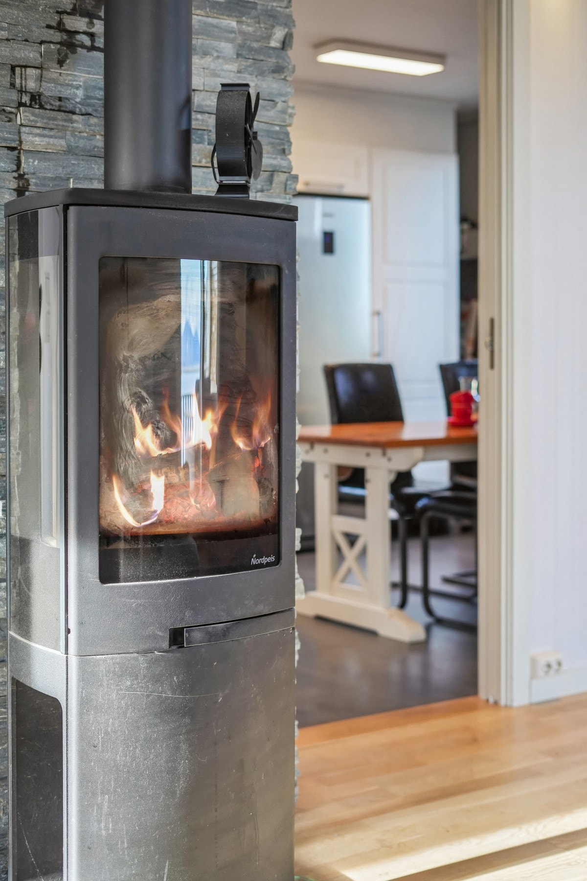 Det er montert vedovn for god oppvarming. Galleribilde