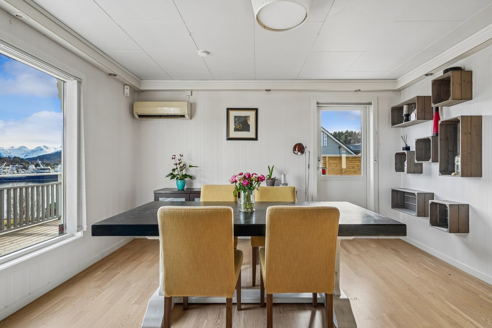 Det er god plass til å møblere med en spisegruppe på stuen. Galleribilde