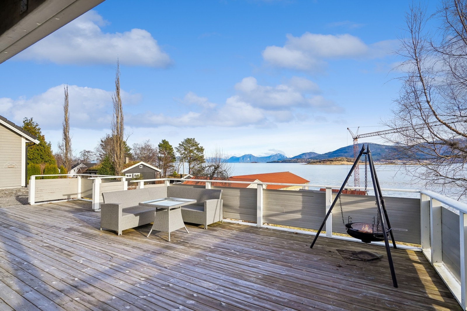 På eiendommens store terrasse kan en virkelig nyte fine dager sammen med venner og familie. Her har man god oversikt over båttrafikken som rører seg ved Vestnesbukta. Galleribilde