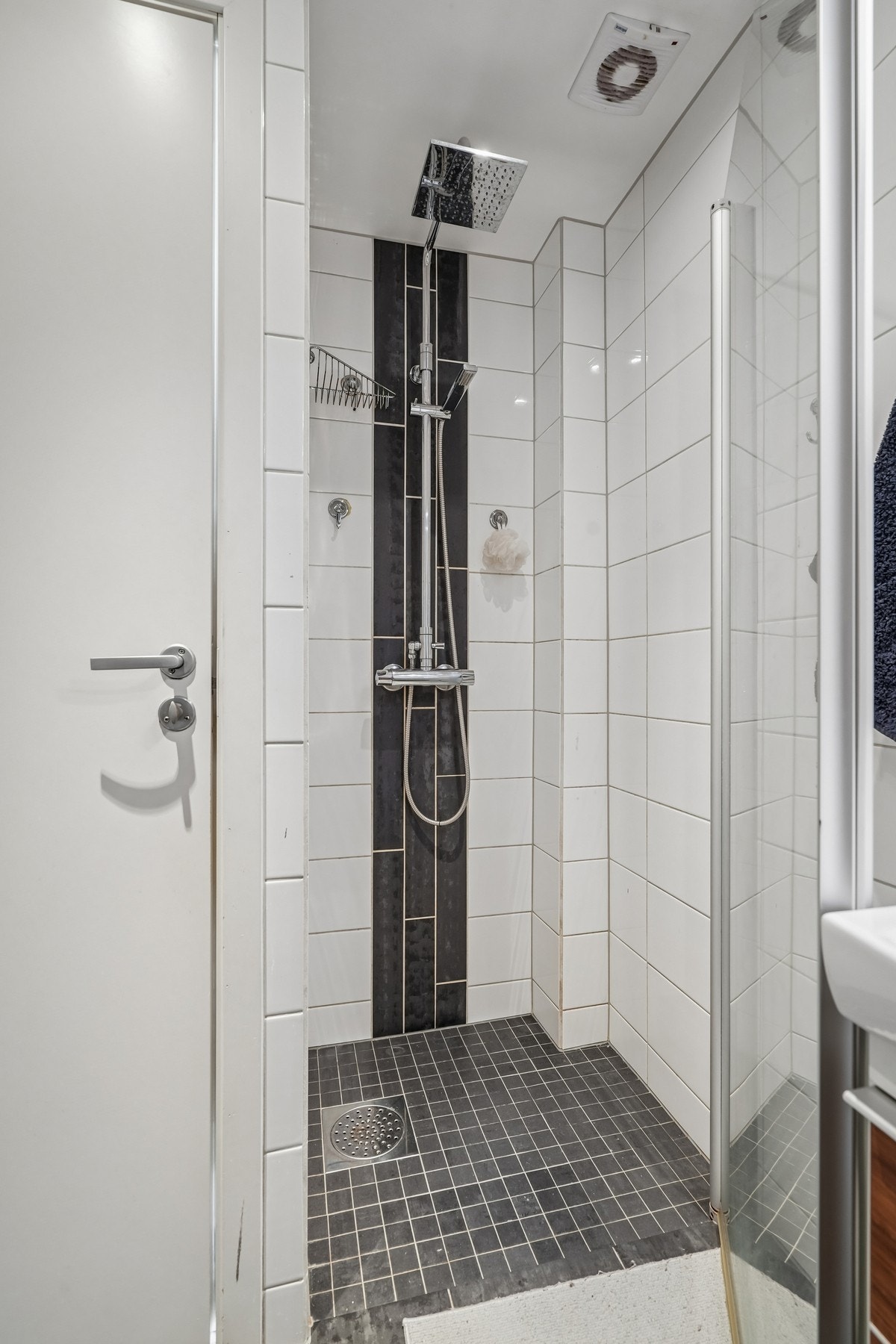 Utstyrt med toalett og dusjhjørne med glassdør og vegghengt dusjgarnityr. Mekanisk avtrekk og tilfredstillende tilluft via spalte under dør. Galleribilde