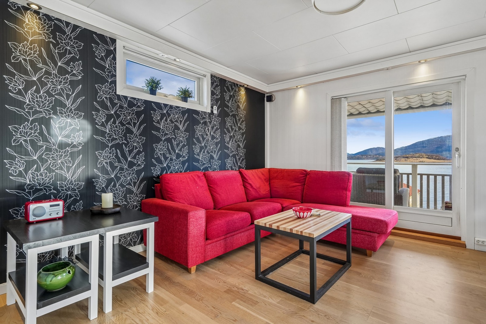 Fra stuen er det utgang til den store verandaen. Galleribilde