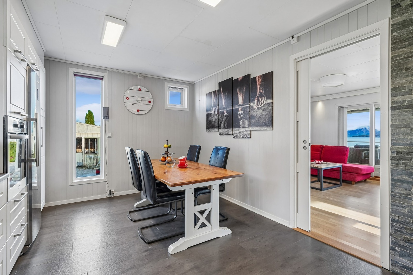 Kjøkkenet har god størrelse med plass til møblering av spisegruppe. Galleribilde