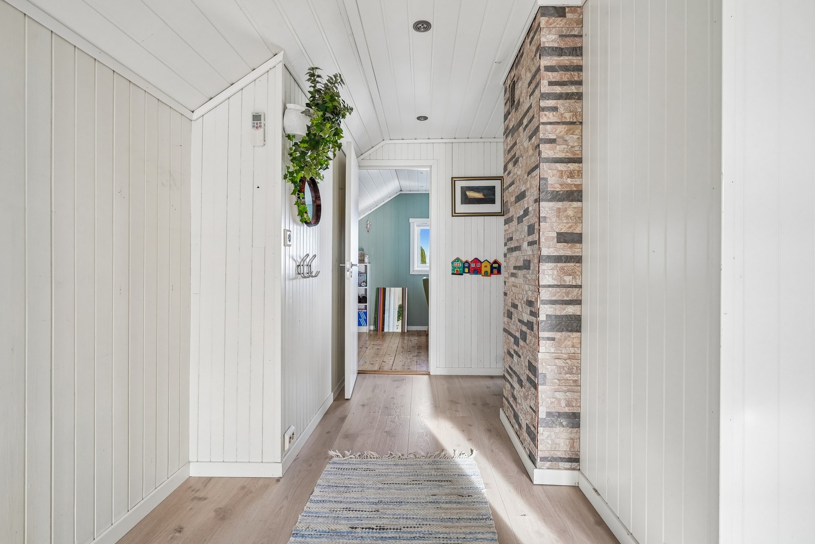 På loftet er det to soverom, en stue, bad, gang og bod. En lys og fin etasje med tiltalende standard og løsninger. Galleribilde