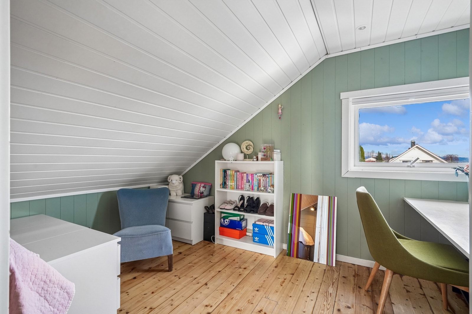 Soverommet har gulvoverflater av furu og på veggene er det malt panel. Himling med malt panel og spotter. Galleribilde