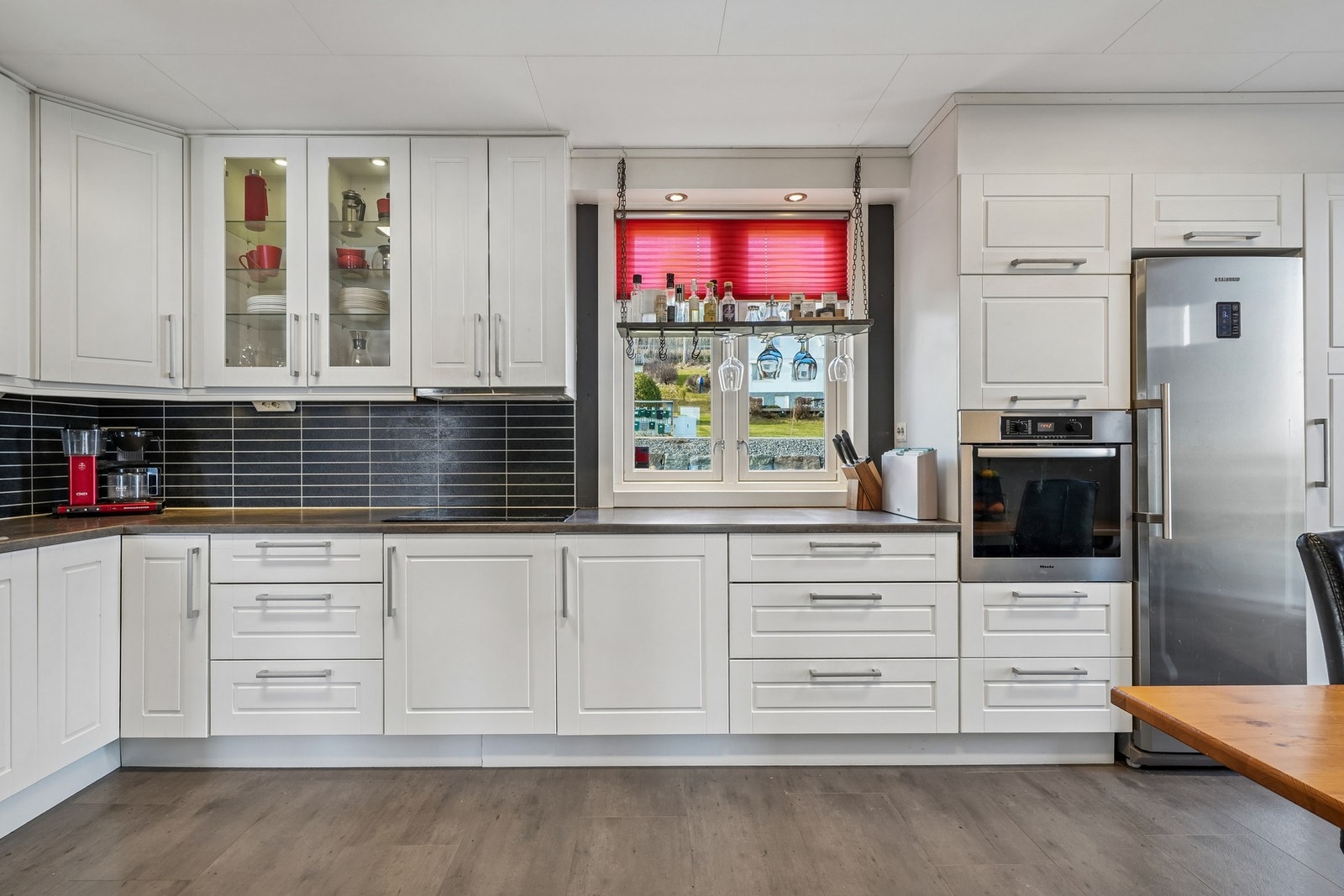 Kjøkkenet har fin innredning fra 2012 med profilerte fronter og noen fronter med glass. Galleribilde