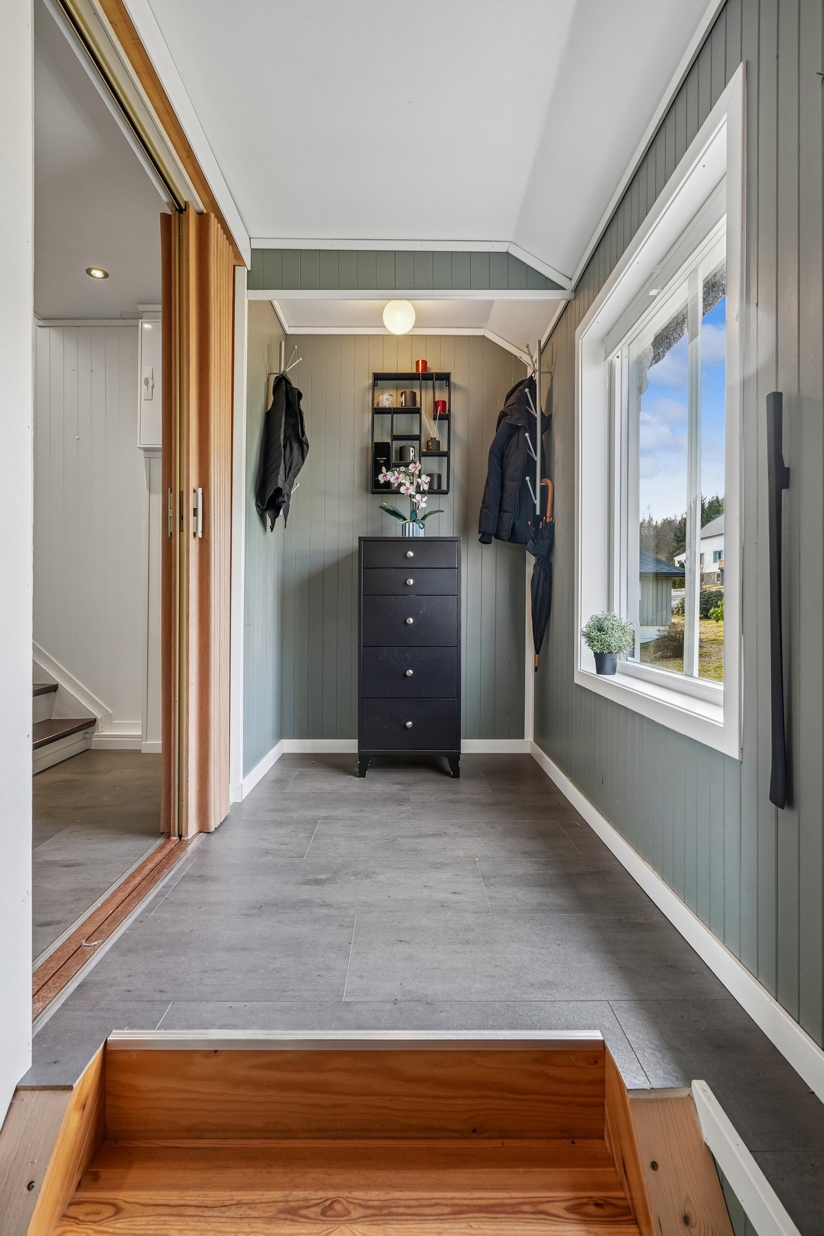 Entré med god plass til oppbevaring av yttertøy og sko. Galleribilde