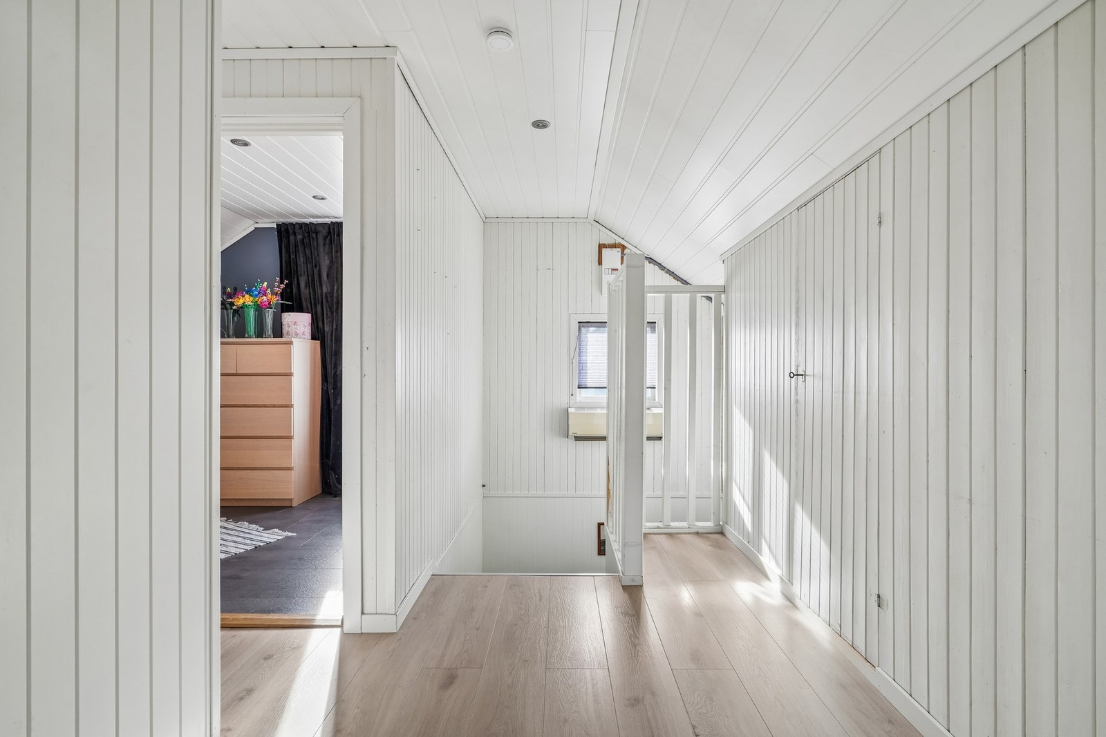 Gangen har gulvoverflater av laminat, og på veggene er det malt panel. Himling med panel plater og spotter. Galleribilde