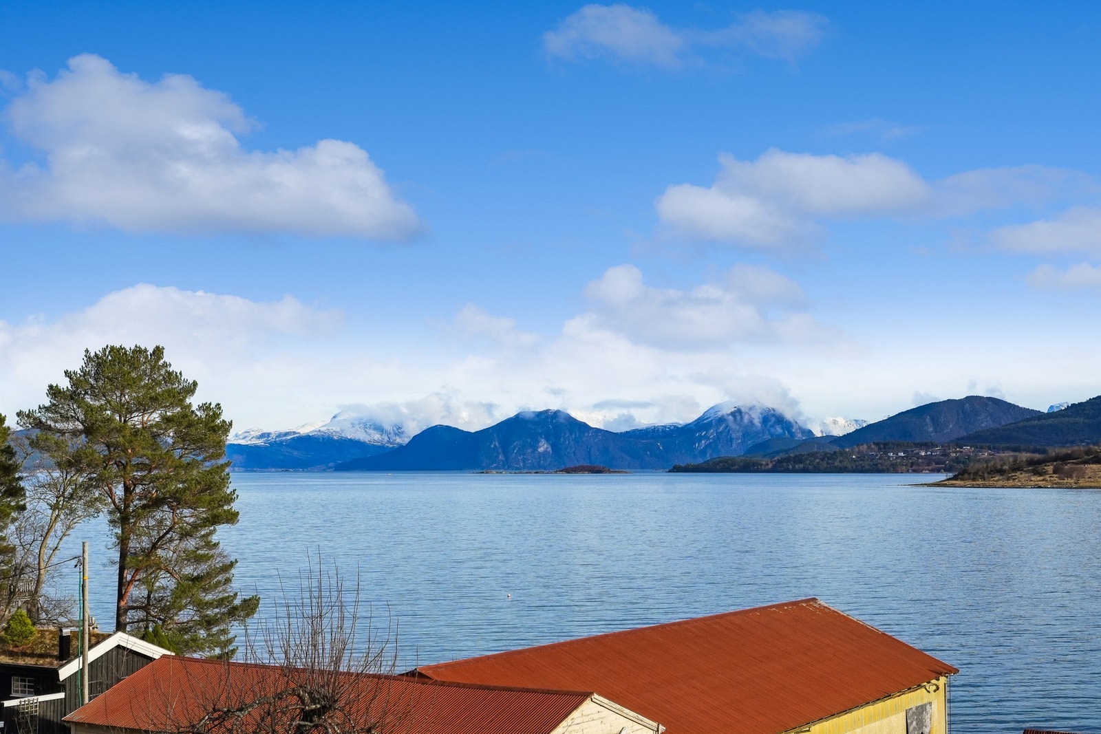 Selger forteller at en av tingene de har satt mest pris på ved eiendommen er nærhet til sjøen og opplevelsen av aktiviteten på sjøen, spesielt om sommeren. Gode sol- og utsiktforhold kan også trekkes frem.. Galleribilde