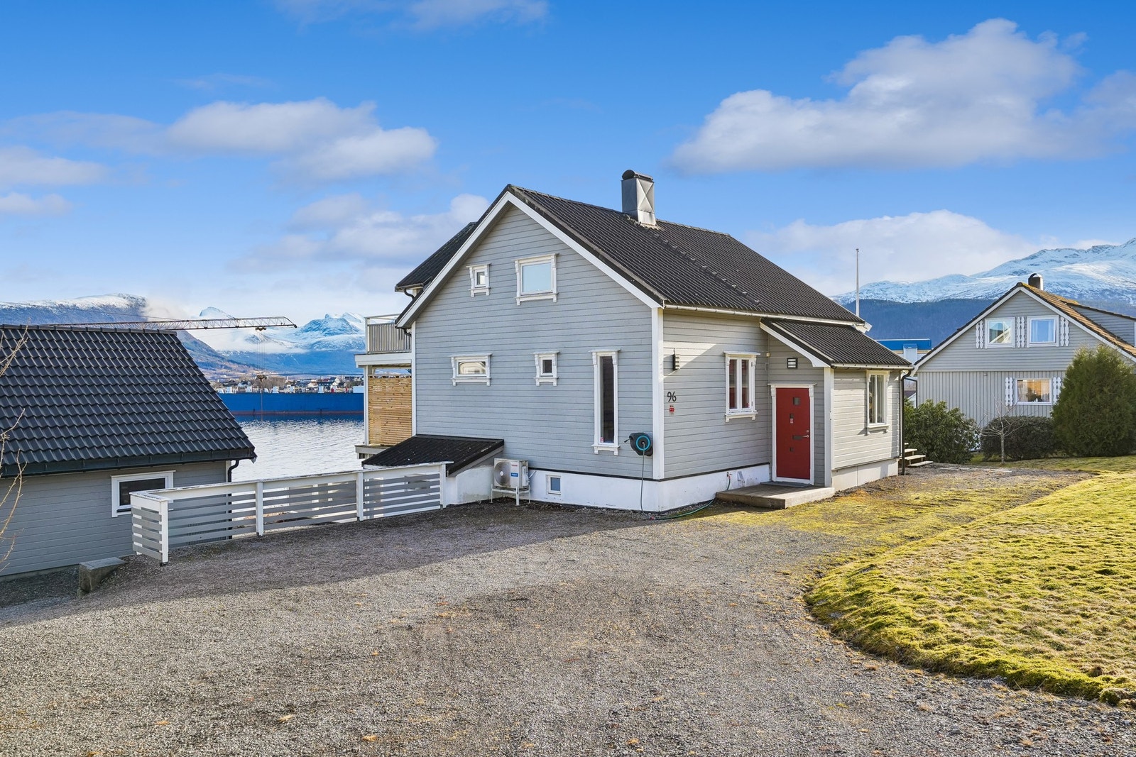 Eiendommen har en fin beliggenhet på stor tomt og med nydelig utsikt. Galleribilde