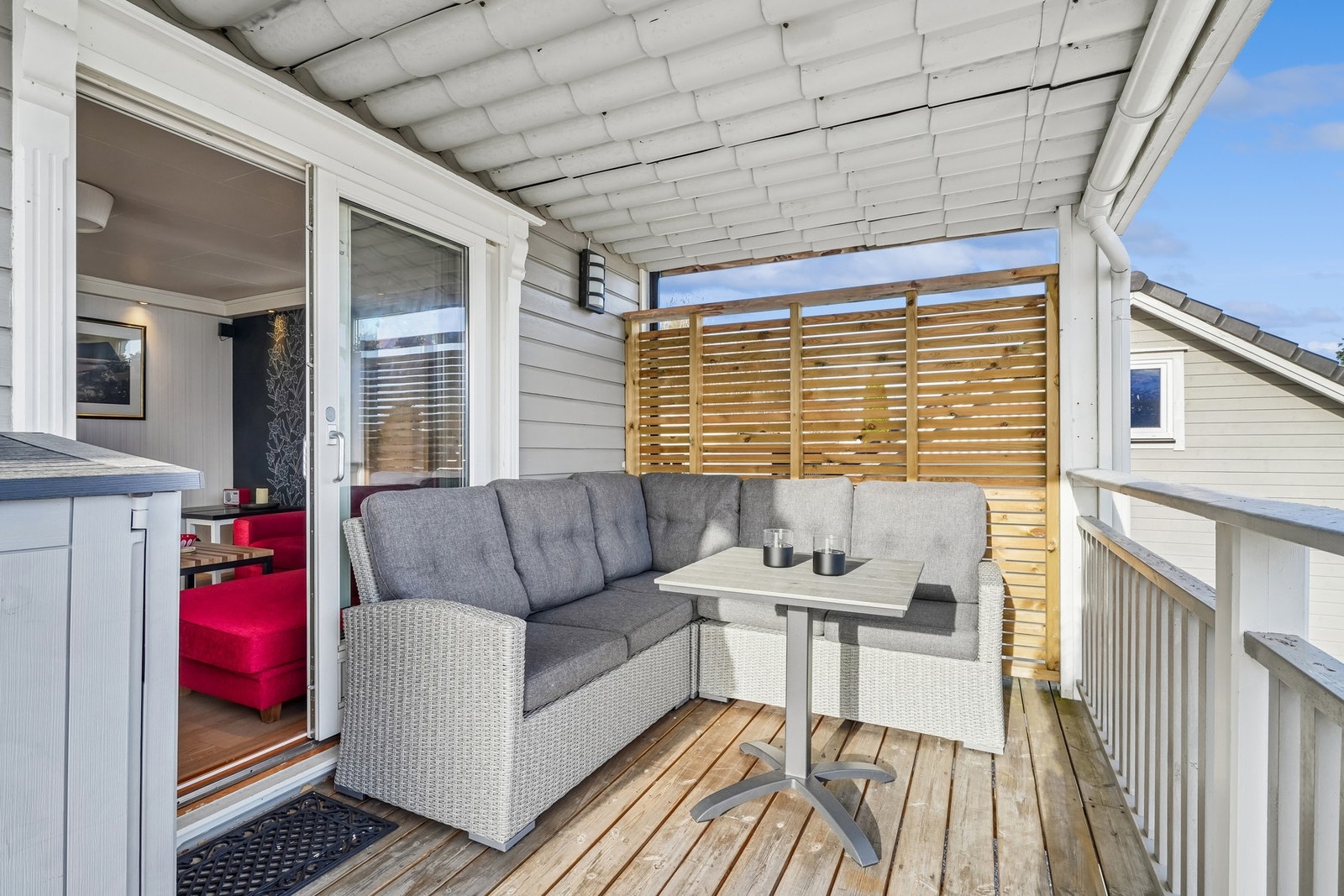 Deler av veranda har overbygg så her kan en forlenge fine dager i ly for vær. Galleribilde