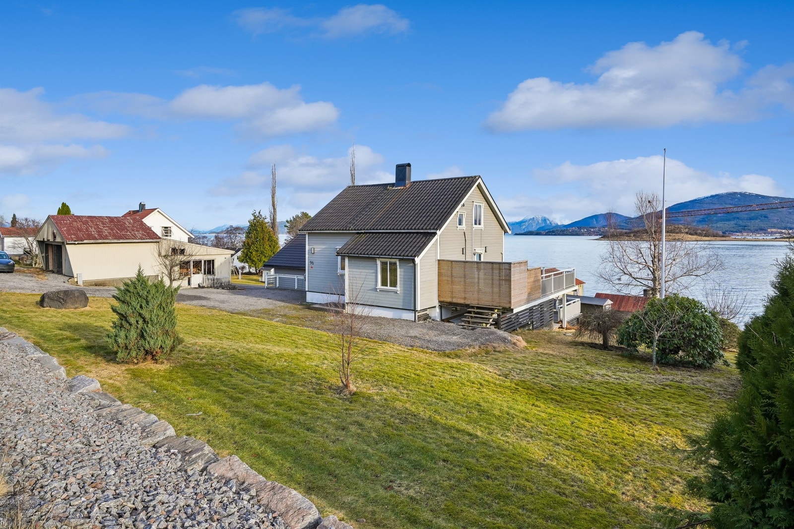 Selger opplyser om betydelig innvendig og utvendig oppgradering av boligen i perioden 2010 - 2016. Galleribilde