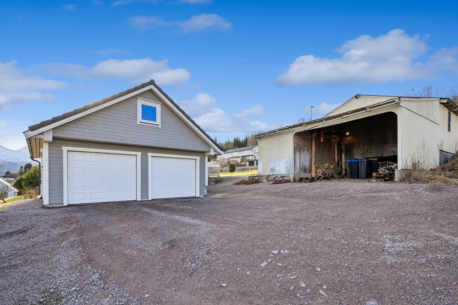 Ny dobbel garasje fra 2019. Oppbevaringsmuligheter i uthus og eldre garasje. Garasjeloftet har også et potensial med ståhøgde og mulighet for å innrede som garasjeloft. Galleribilde