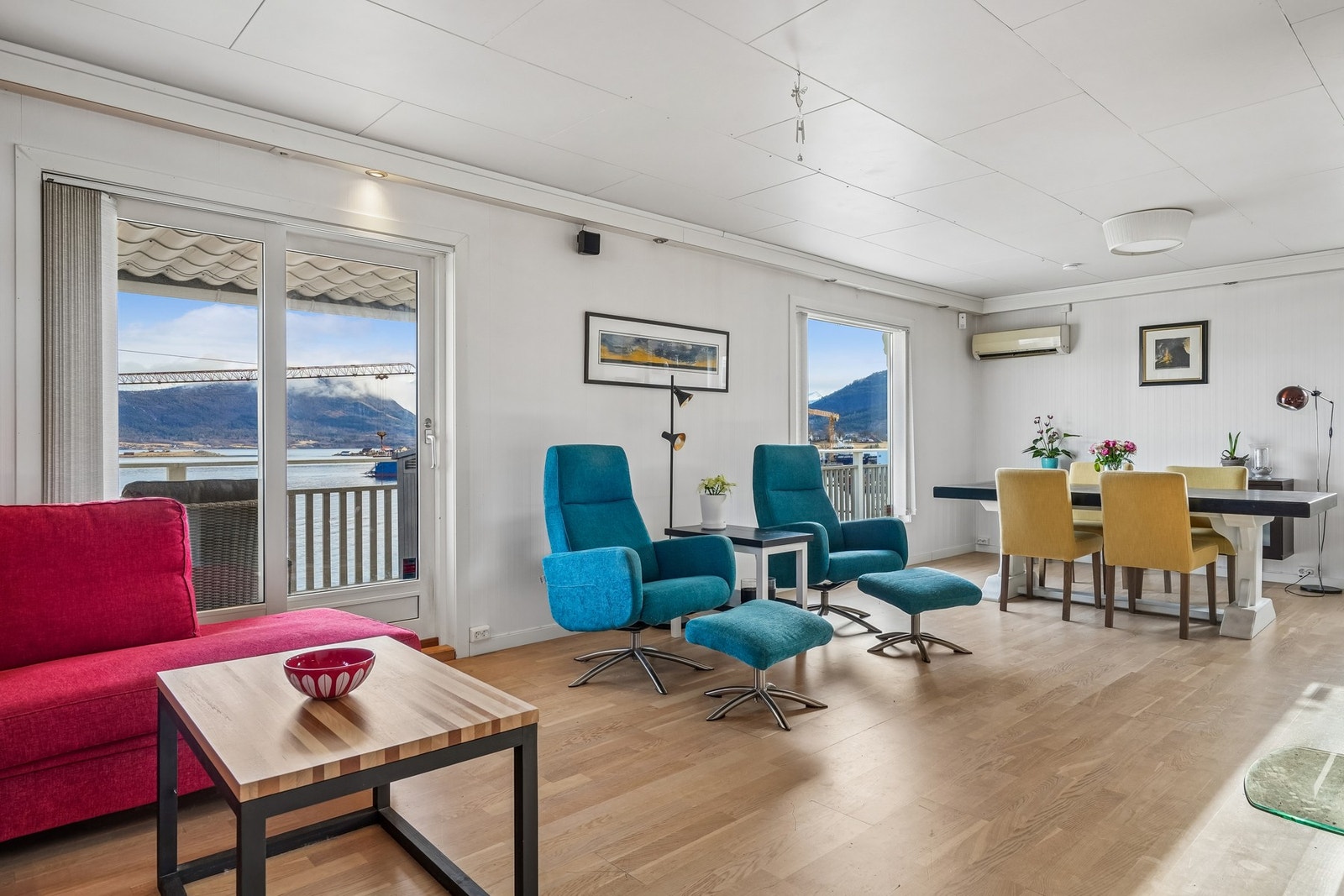 Boligen får godt med naturlig lys inn fra de øst- og sørvendte vindusflatene. Galleribilde