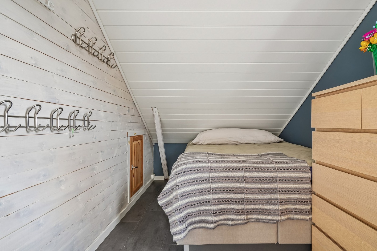 Fra soverommet er det tilkomst til en bod via luke i vegg. Galleribilde