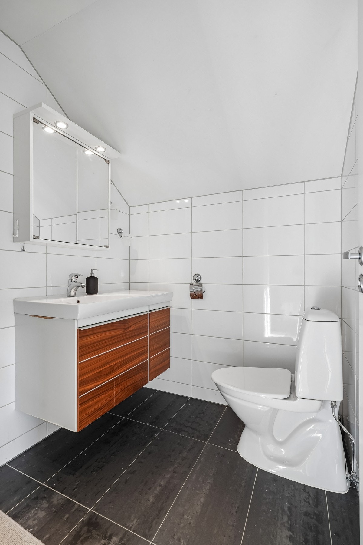 Badet på loftet er fra 2012 og er helfliset med elektriske varmekabler i gulvet. Galleribilde