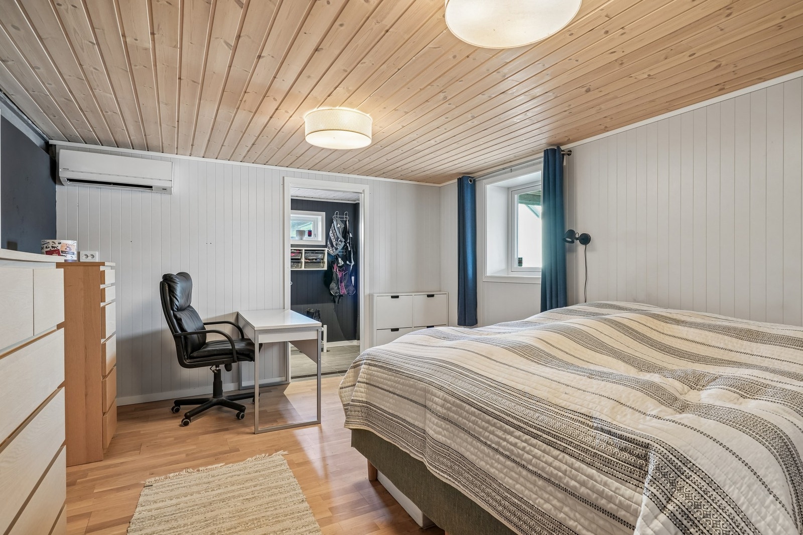 Hovedsoverom i kjeller av svært god størrelse, også en fin kjellerstue om man ønsker det. Det er montert varmepumpe i rommet. Utgang til entré og videre ut til terrasse og hage. Galleribilde