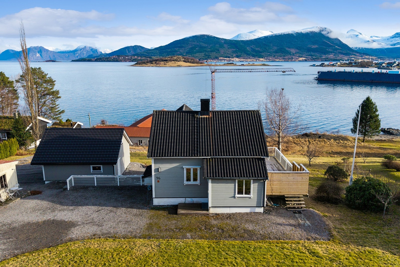 Det er god boltringsplass på eiendommen, opparbeidet med hage, terrasser og gårdsplass. Galleribilde